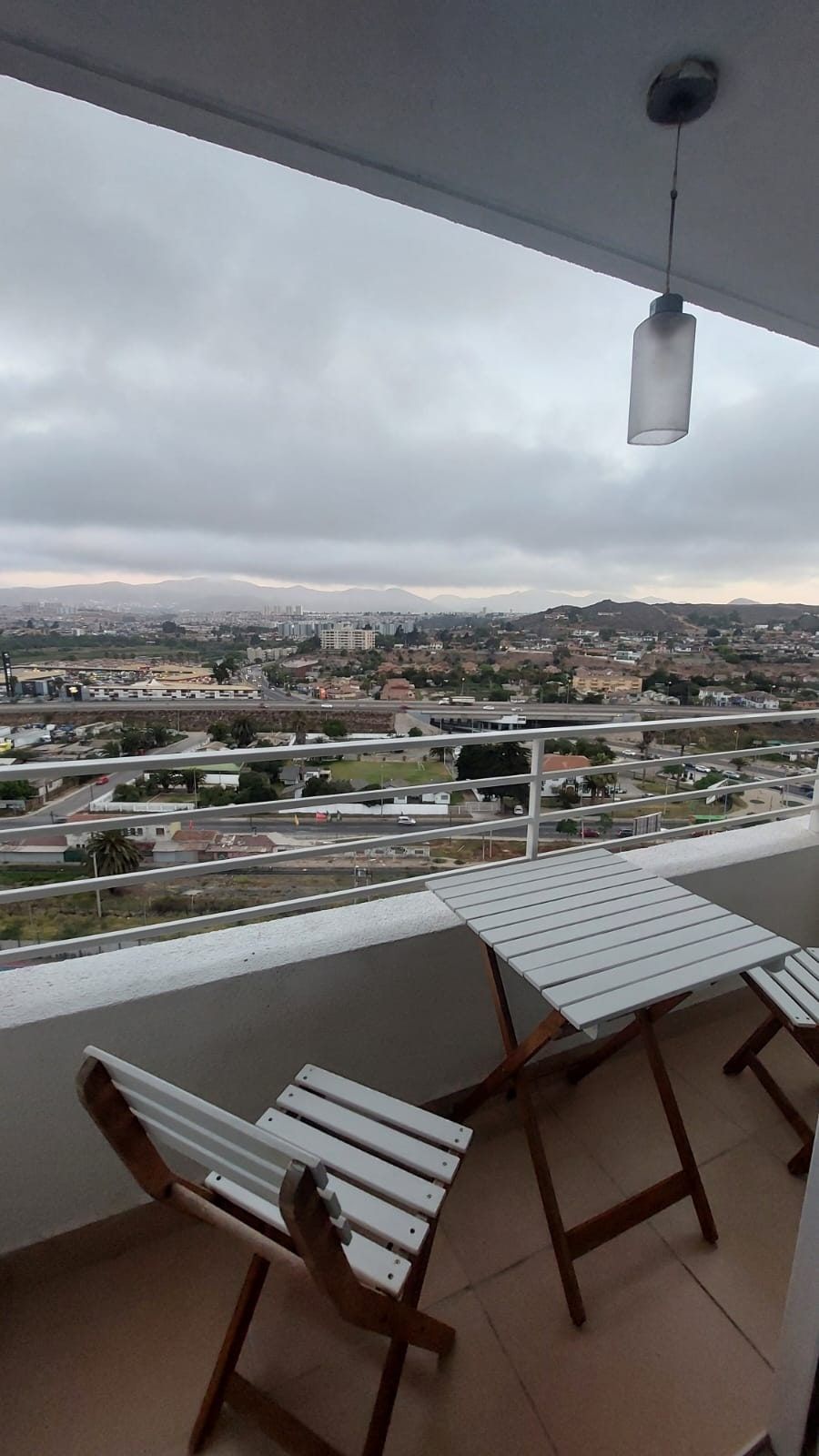 Terraza con mesa y vista a la ciudad