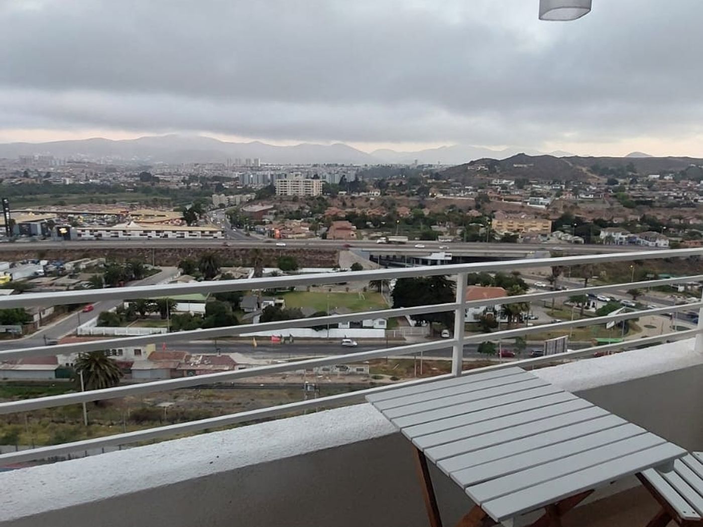 Terraza con mesa y vista a la ciudad