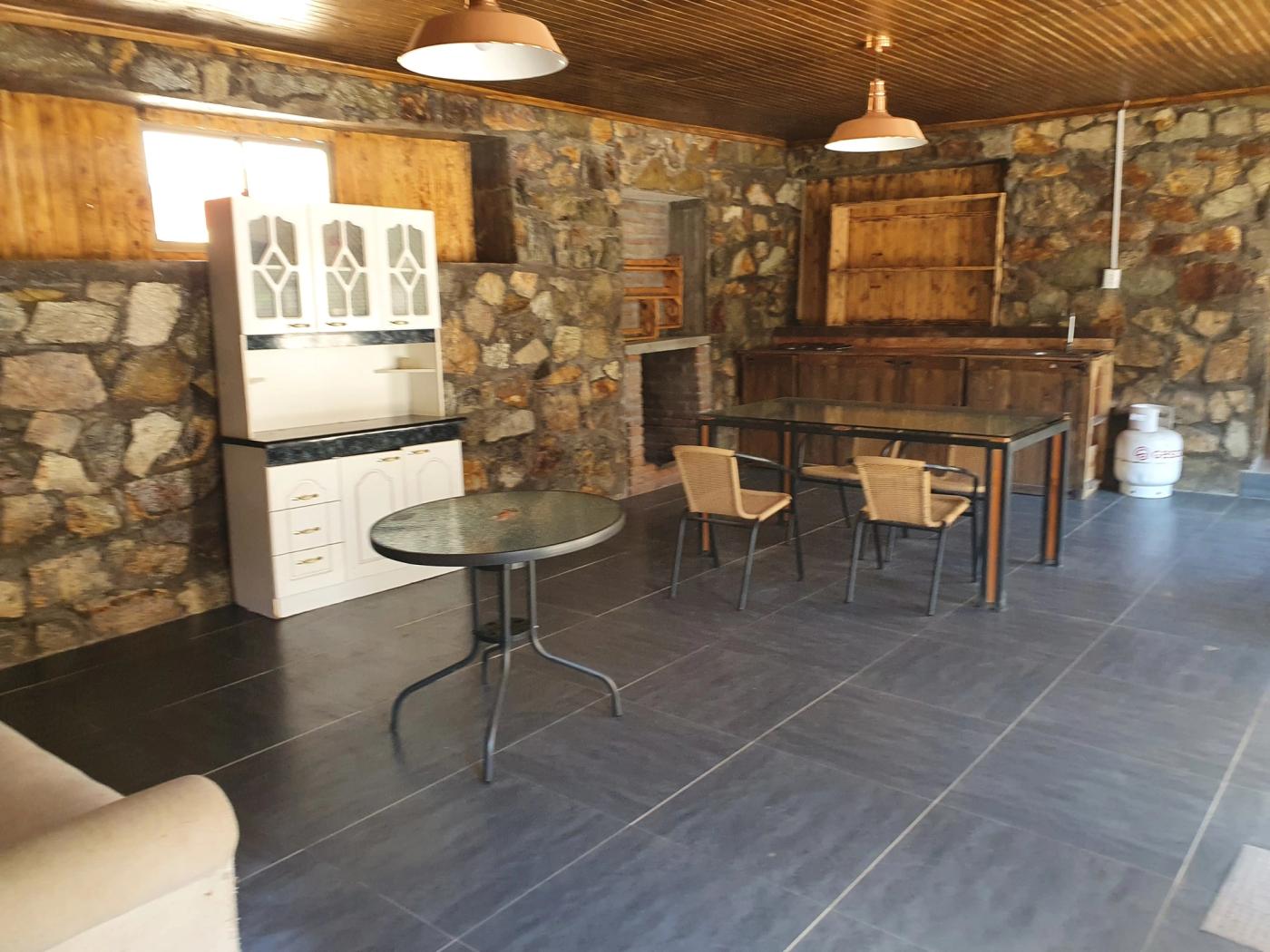 Misma sala comedor sin personas, ligeramente movida