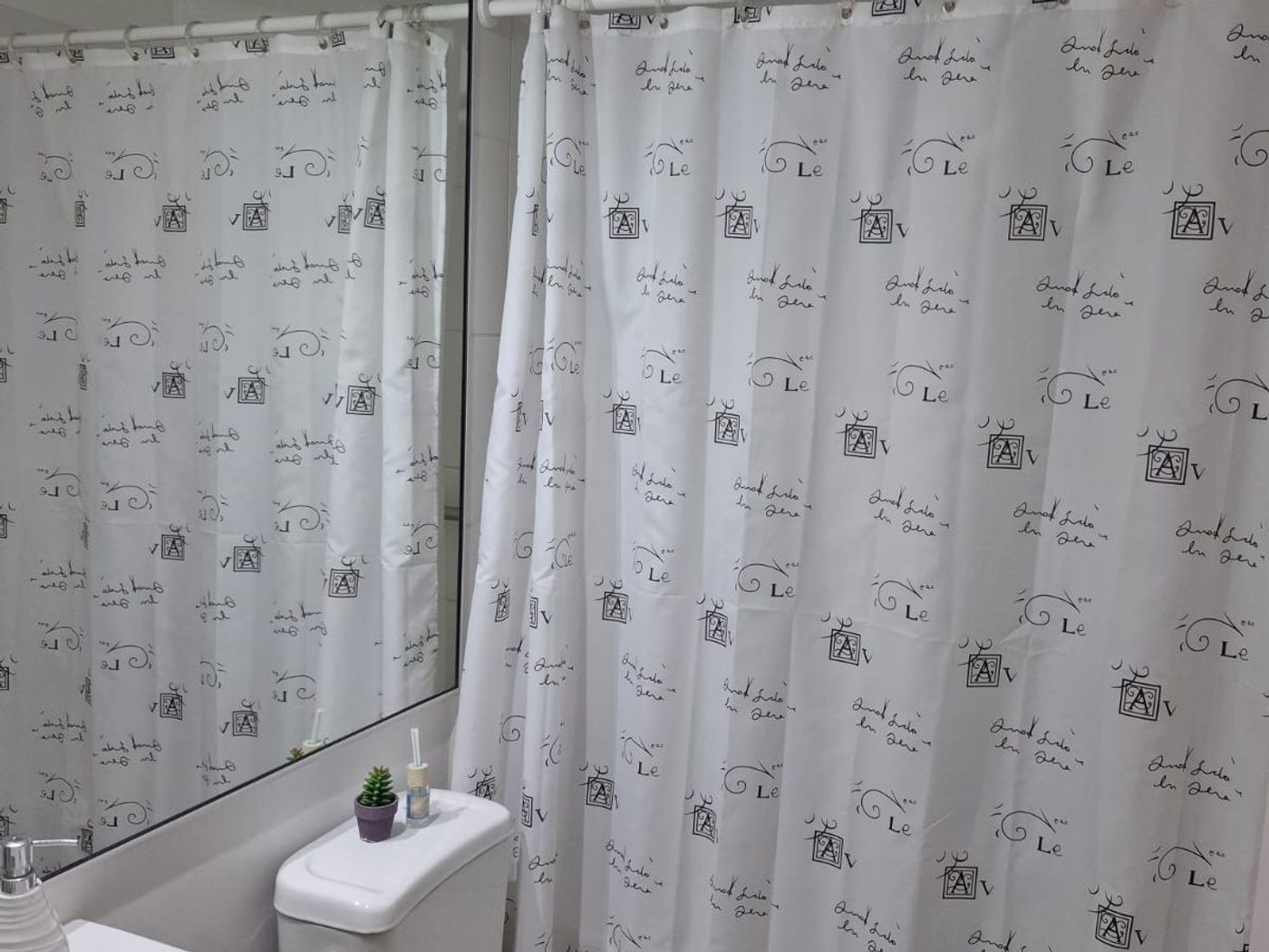 Segundo baño completo con vanitorio, espejo de pared e inodoro en óptimas condiciones.