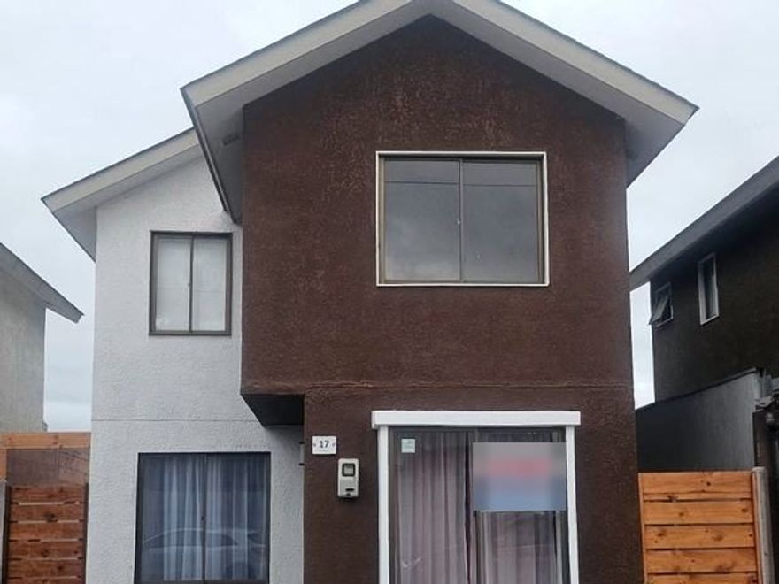 Fachada de casa aislada de dos pisos en Cumbres del Sauce, Coquimbo