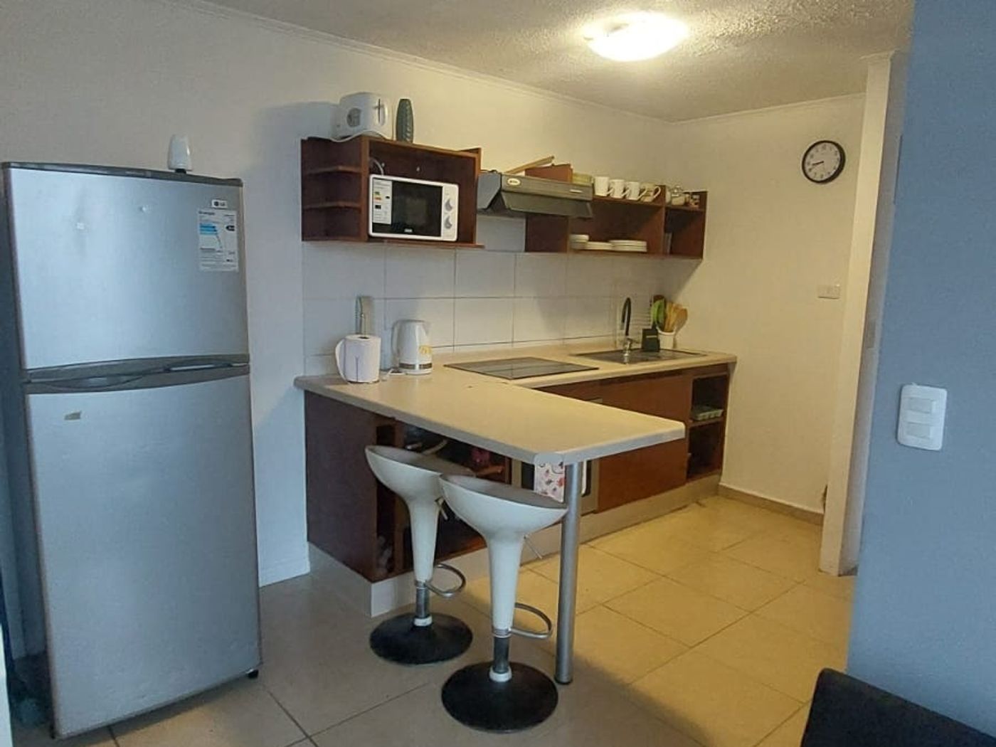 Cocina americana con barra y refrigerador