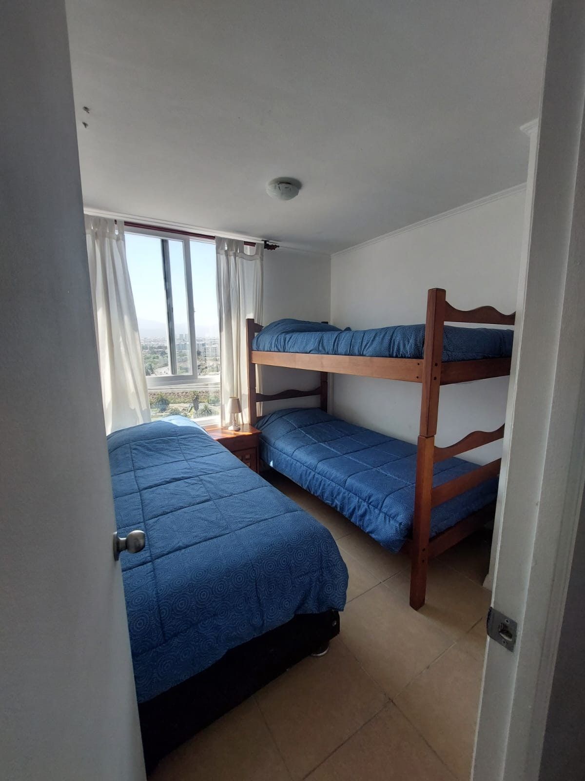 Segundo dormitorio con camarote de madera
