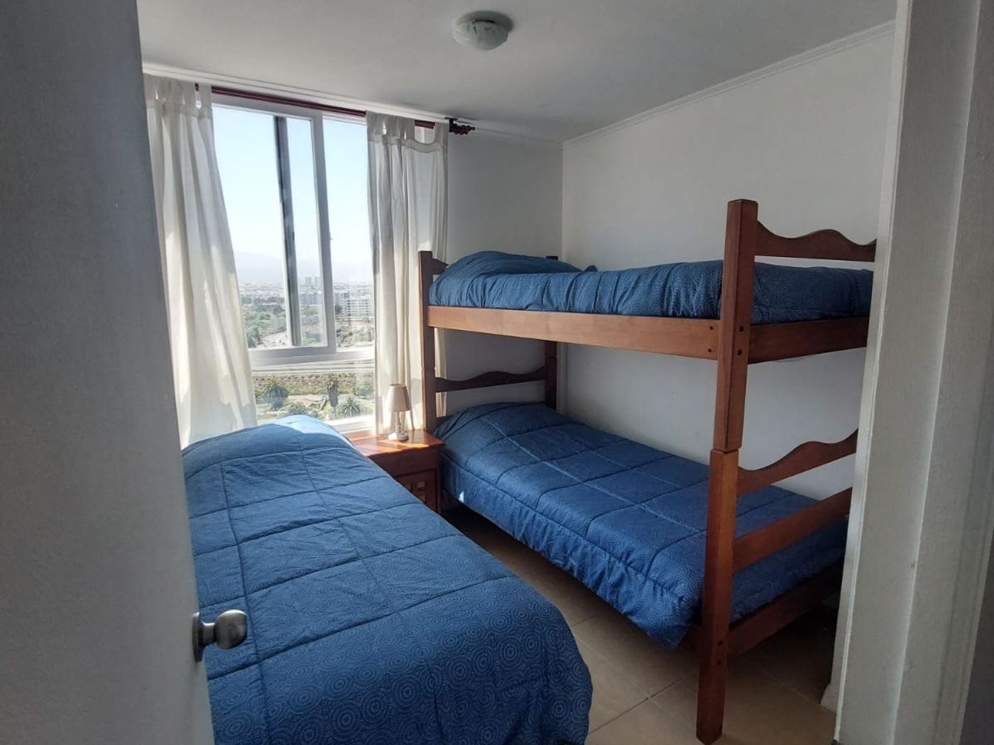Segundo dormitorio con camarote de madera