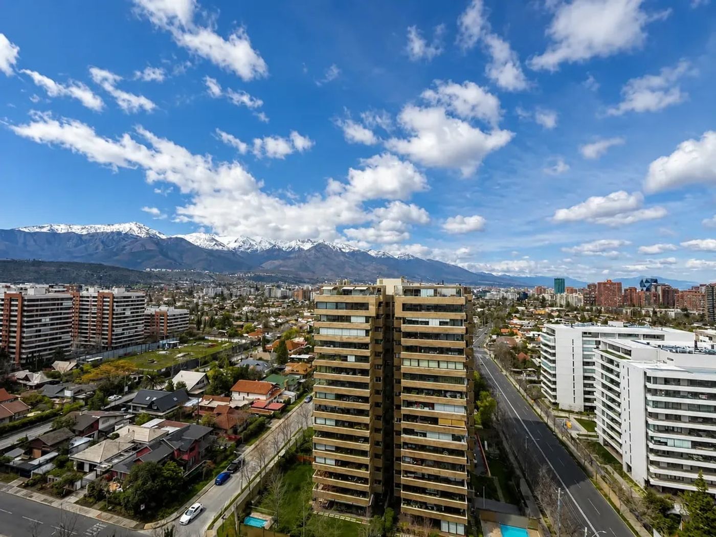 Vista aérea del edificio, barrio y cordillera nevada