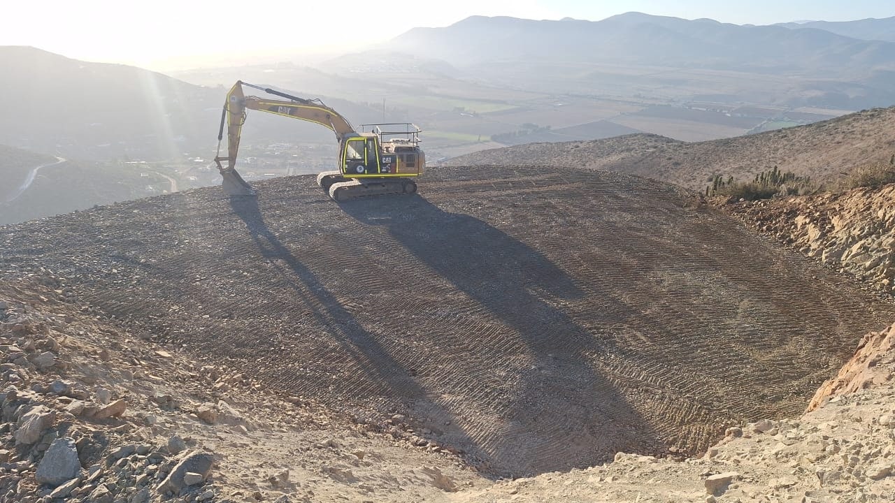 Amplia terraza nivelada lista para construir con vista panorámica a la cordillera y valle.