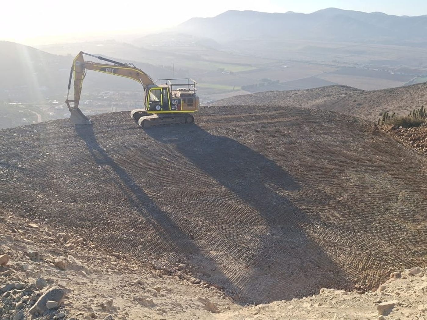 Amplia terraza nivelada lista para construir con vista panorámica a la cordillera y valle.