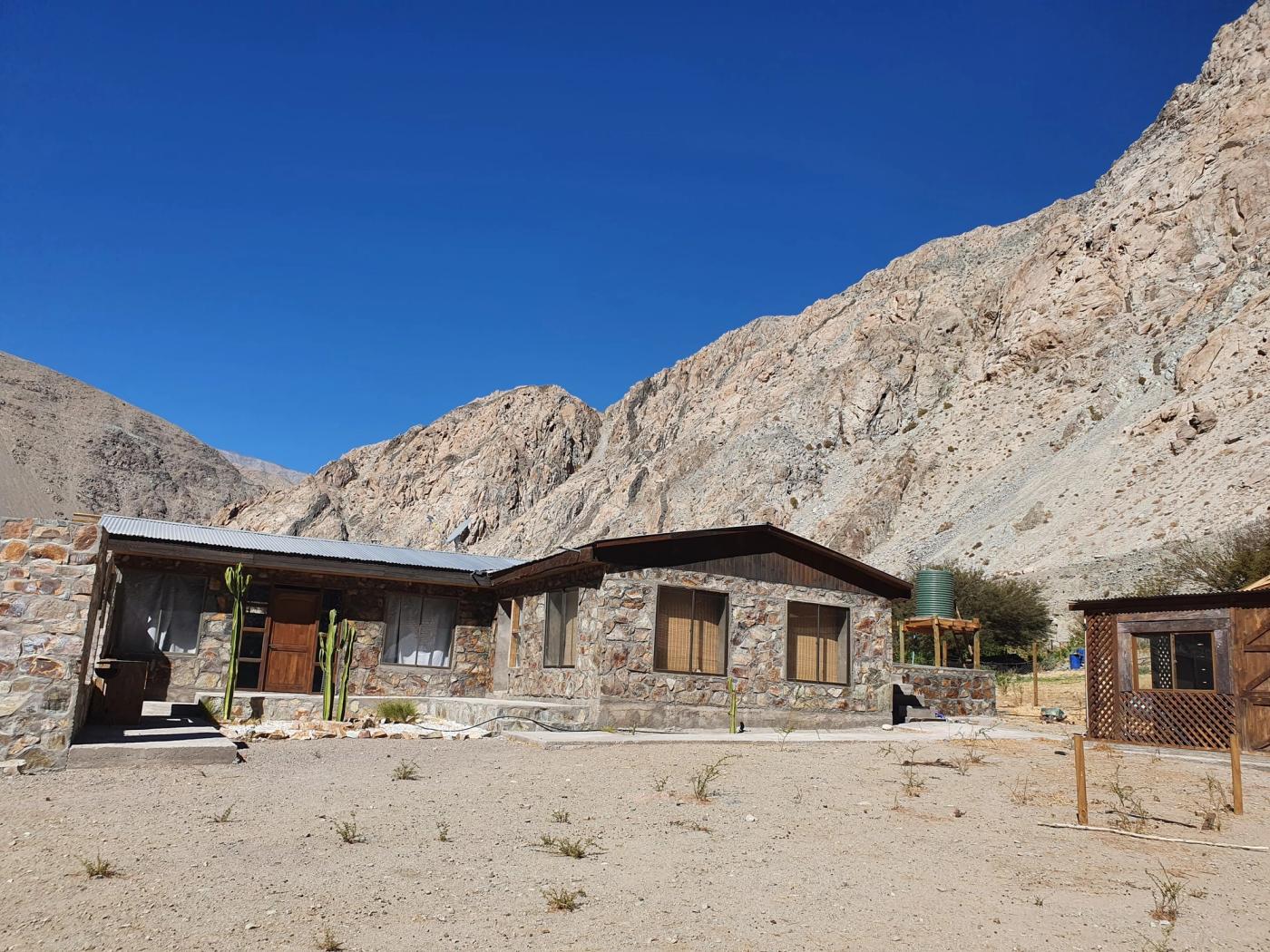 Casa de piedra completa con explanada y estanque al costado