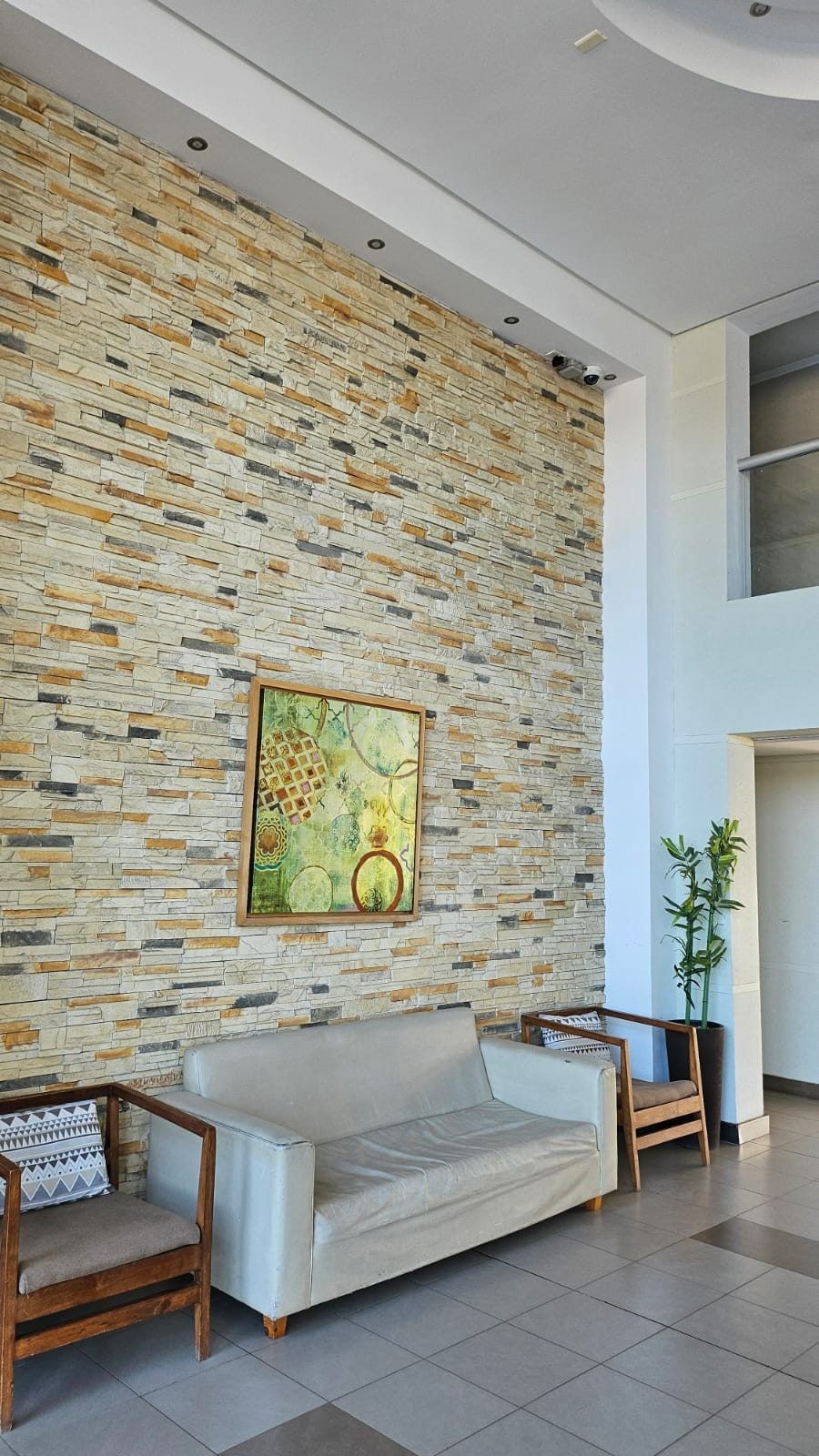 Sala de estar del edificio con muro de piedra