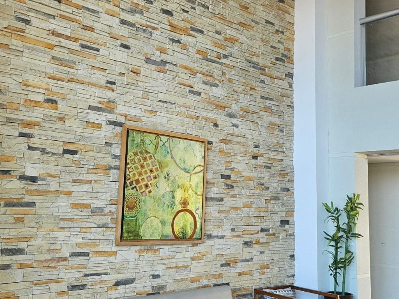 Sala de estar del edificio con muro de piedra