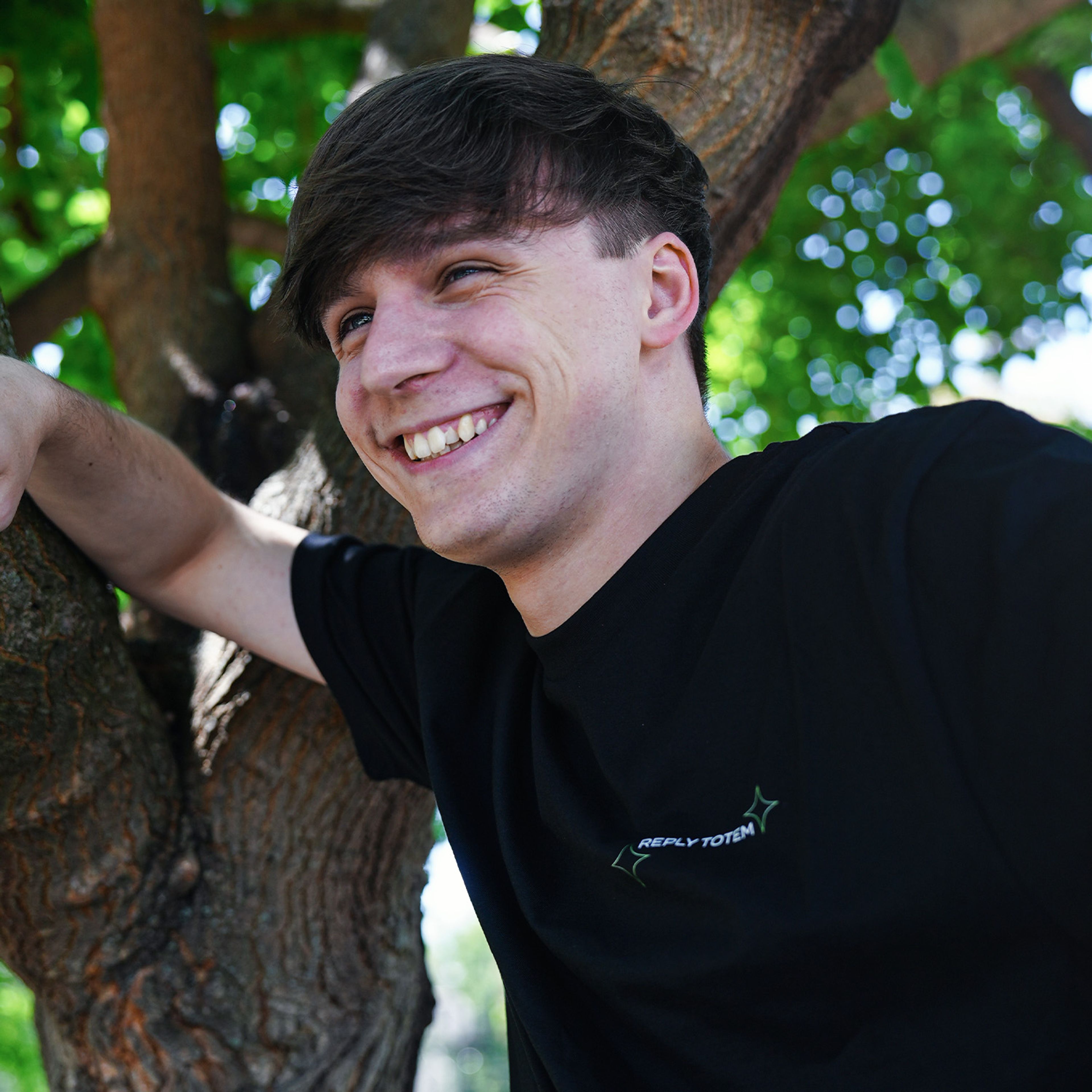 photo of Maury with the "Totem World T-Shirt" black edition 