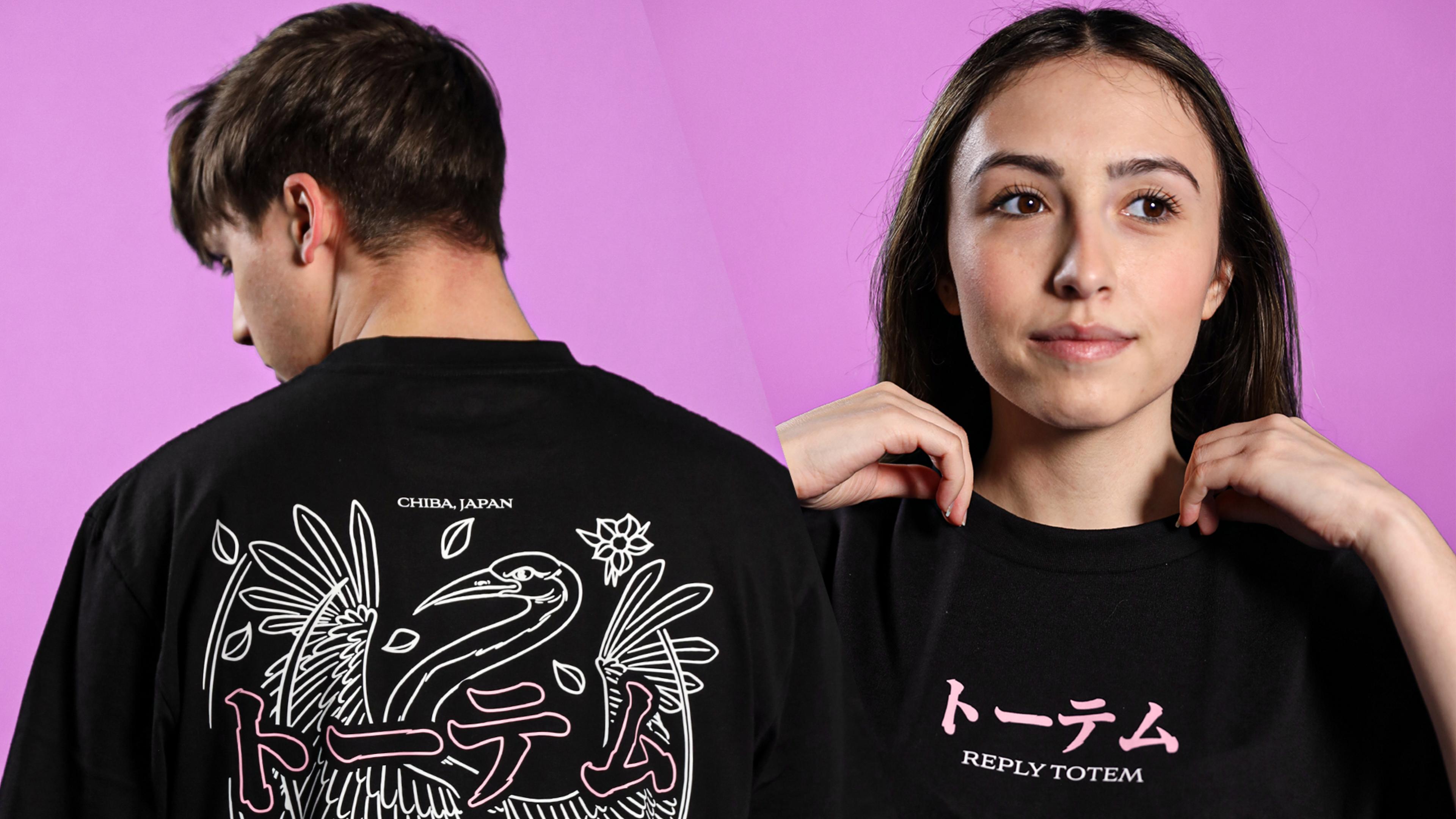 a showcase on pink background with Maury on the left and Alessandra on the right of the "Japan Masters T-Shirt" on the left the backside, on the right the frontside