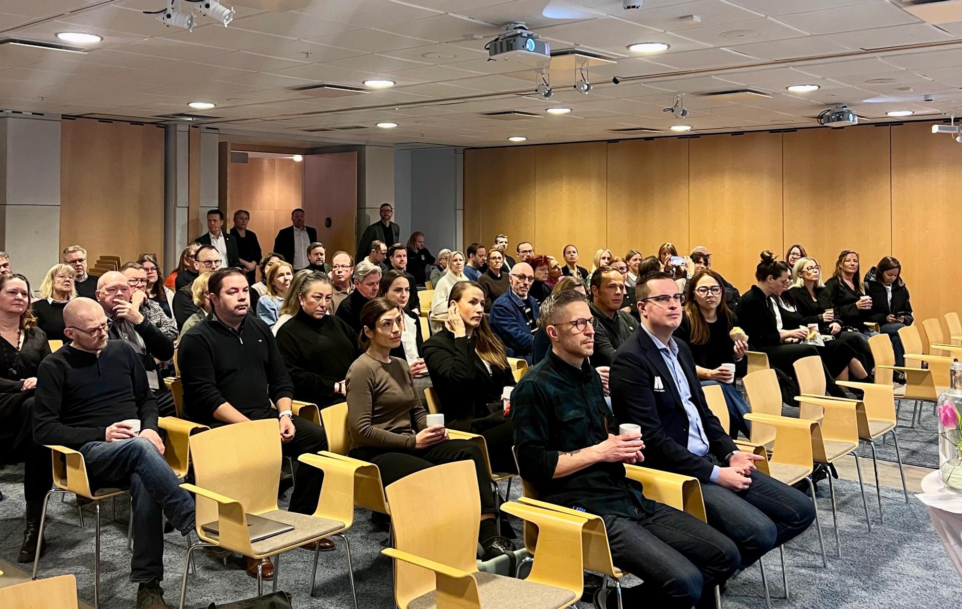 Över 100 personer kom på mötet med SAS och Swedavia på Wisby Strand.