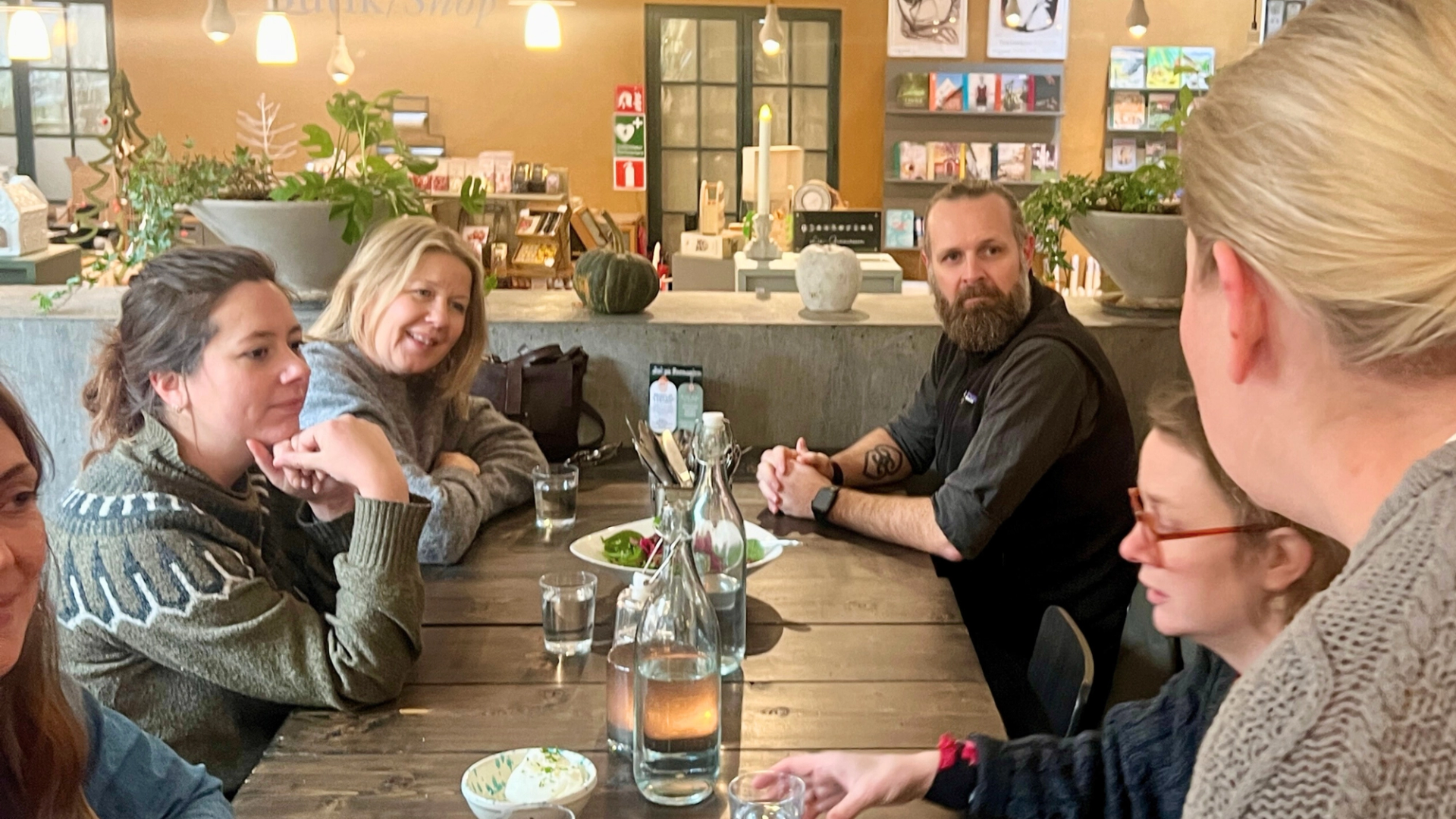 Jeppe Klockareson tillsammans med flera av deltagarna i projektet Sustainable Plejs.