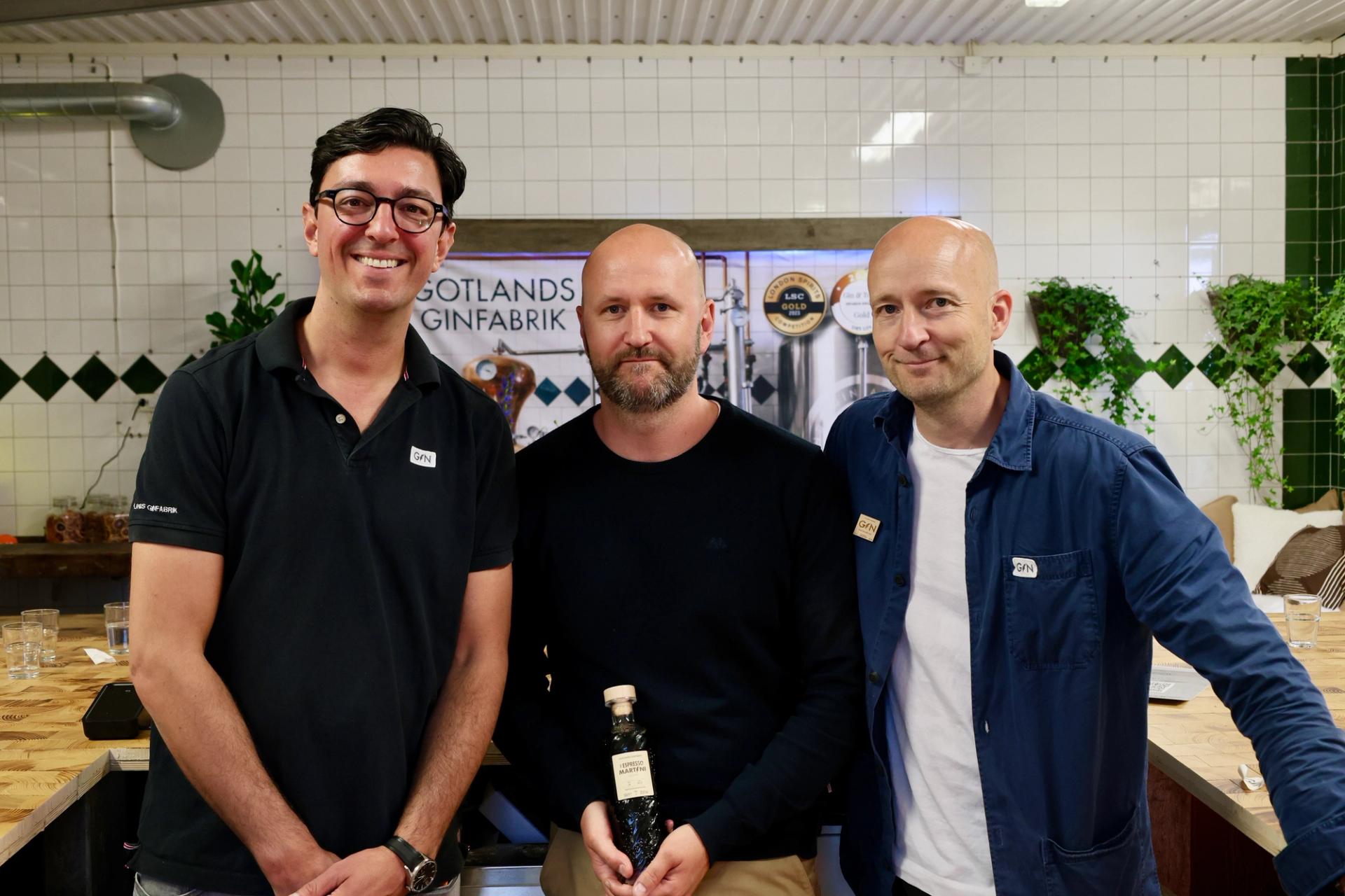 Erik Öhrn, verksamhetsledare, tillsammans med Sakarias och Mathias på Gotlands Ginfabrik.