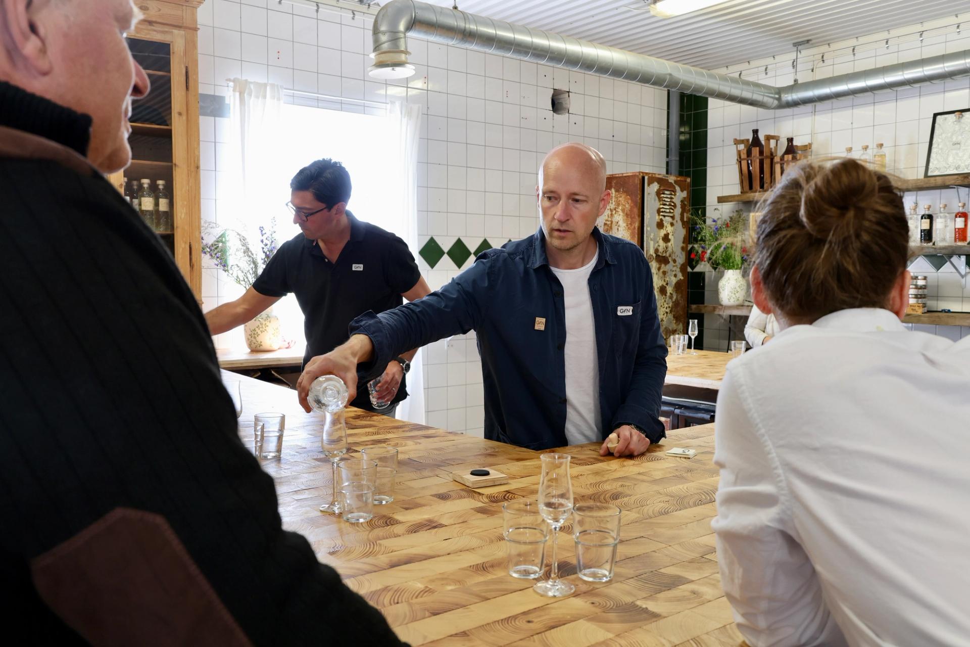 Sakarias och Mathias, från Gotlands Ginfabrik, fyller på provglasen och gästerna fick en kunskapshöjande tur.