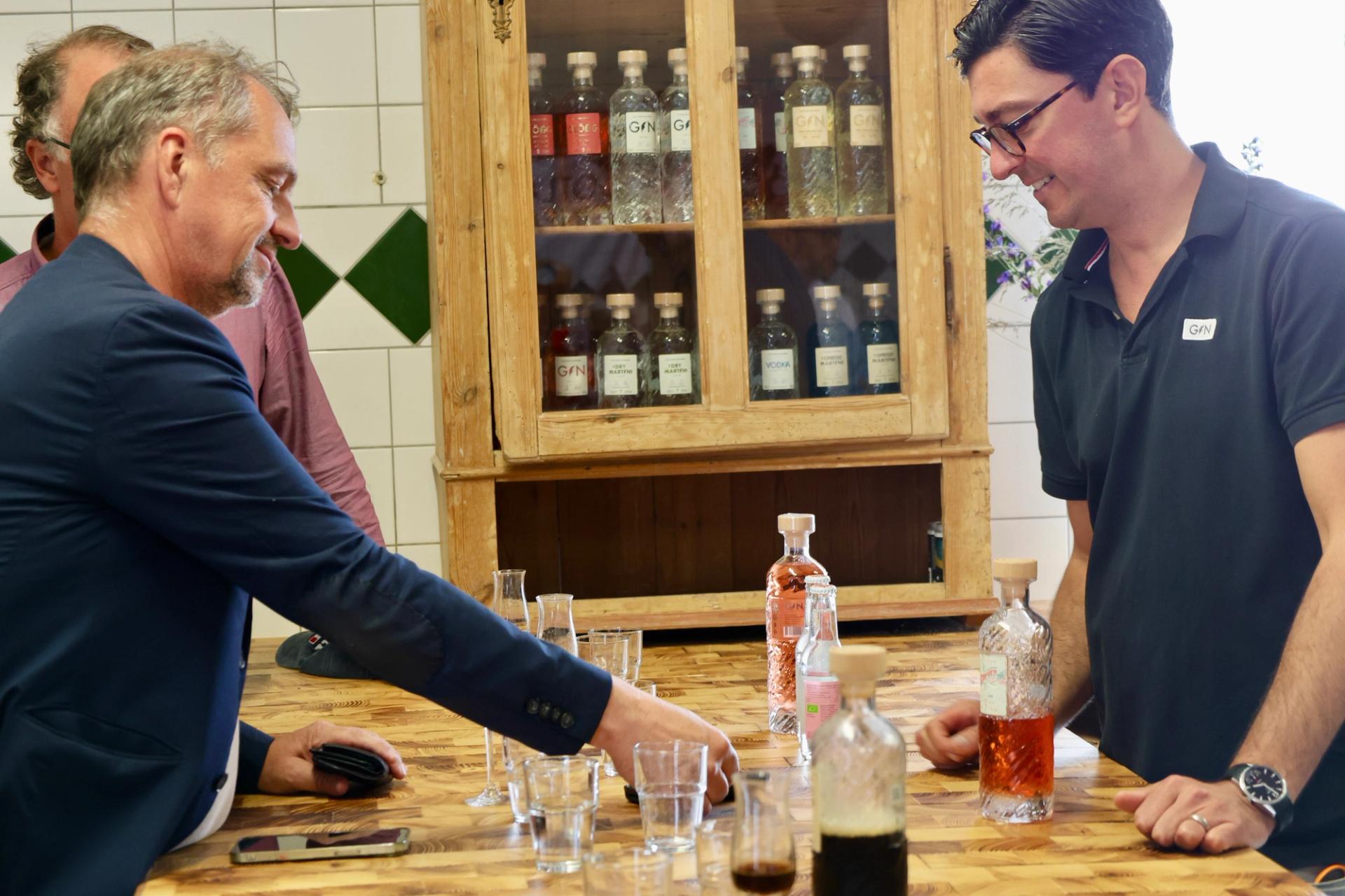 Adam Jacobsson, sälj- och marknadschef, blev först ut med att köpa en flaska från Gotlands Ginfabrik.