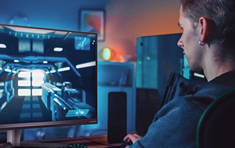 Joueur sur un FPS utilisant un moniteur Evnia, illustrant un taux de rafraîchissement de 320 Hz pour une expérience ultra fluide et à faible latence.