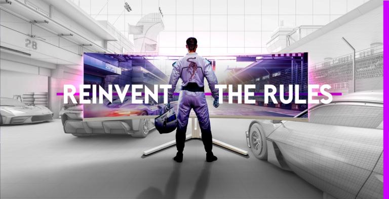 Een racegamepersonage staat buiten een Evnia-monitor, met de zin “Reinvent the Rules” ertussen.