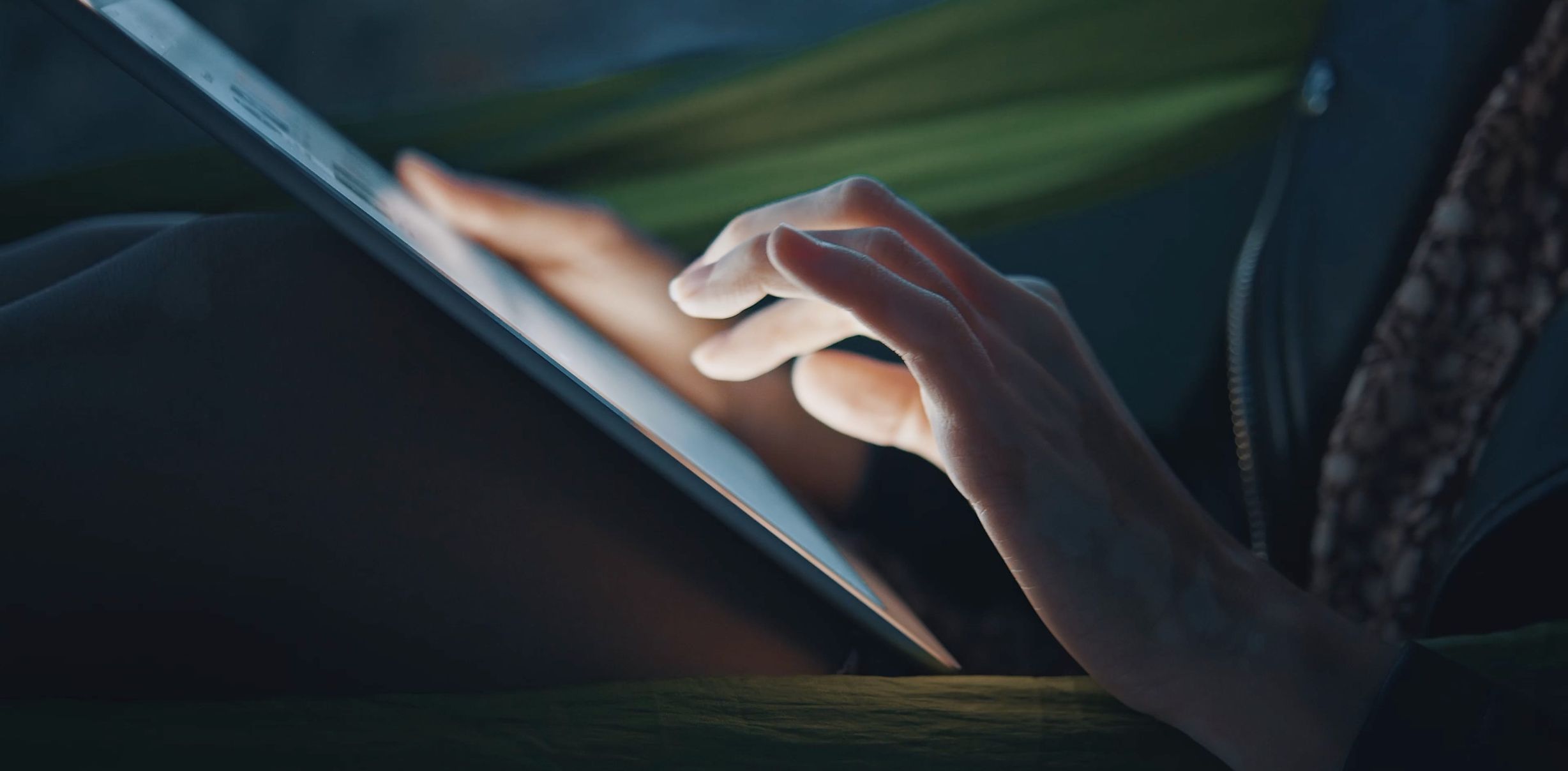 Kädet käyttävät tablettia läheltä kuvattuna