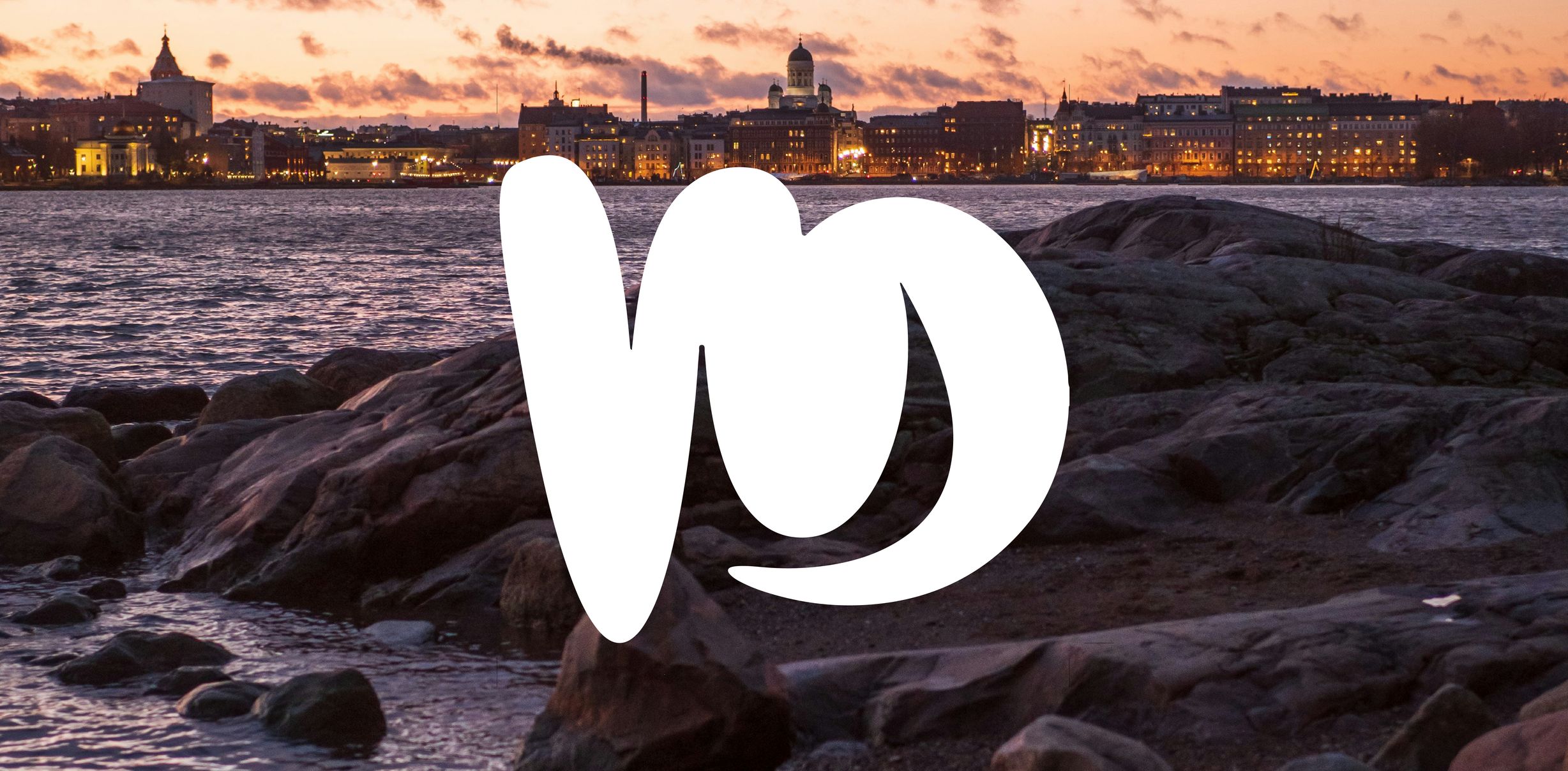 Festivaalin logo kalliolla ja meren taustalla