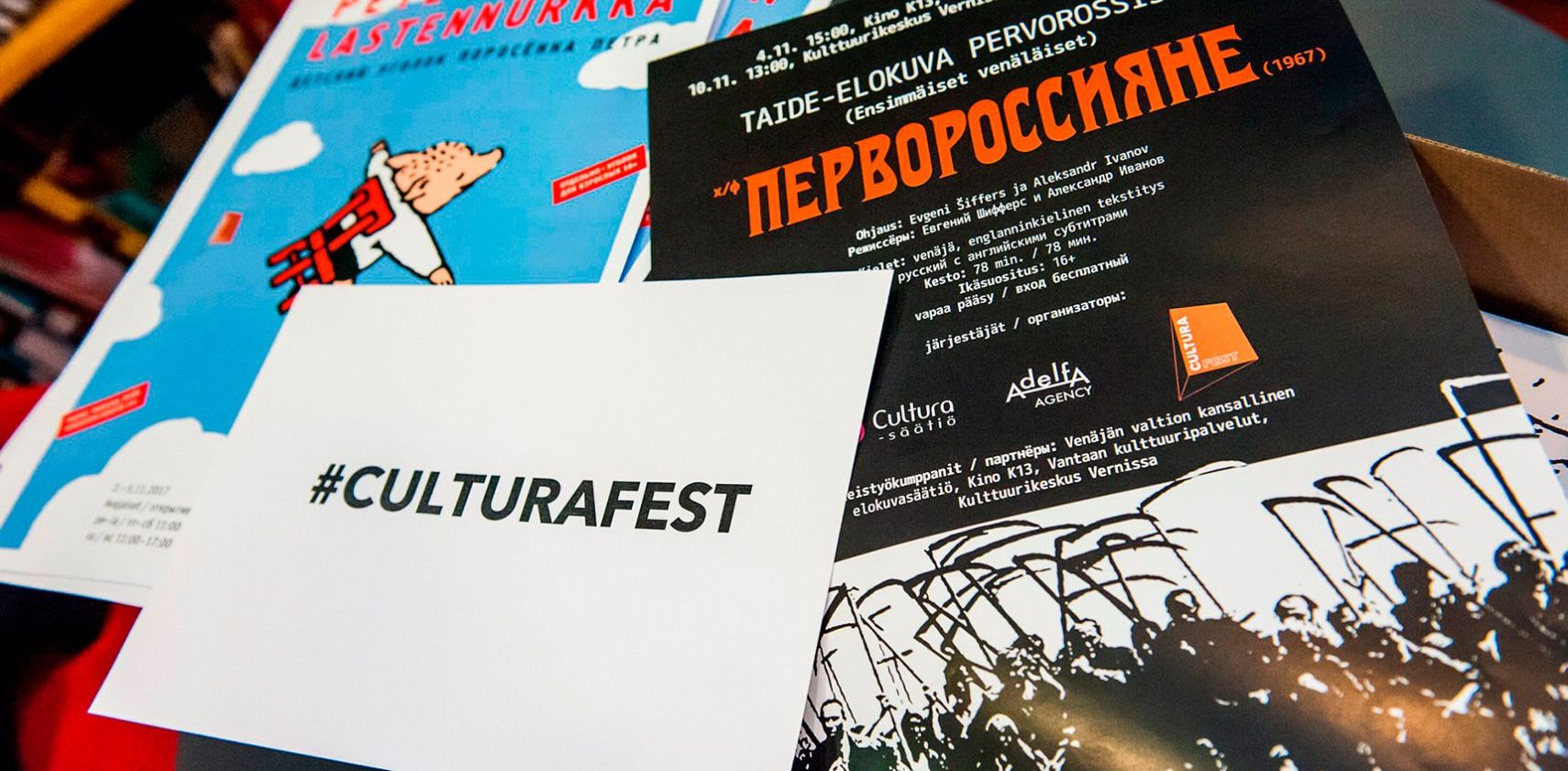 Culturafest-esitteitä ja julisteita pöydällä