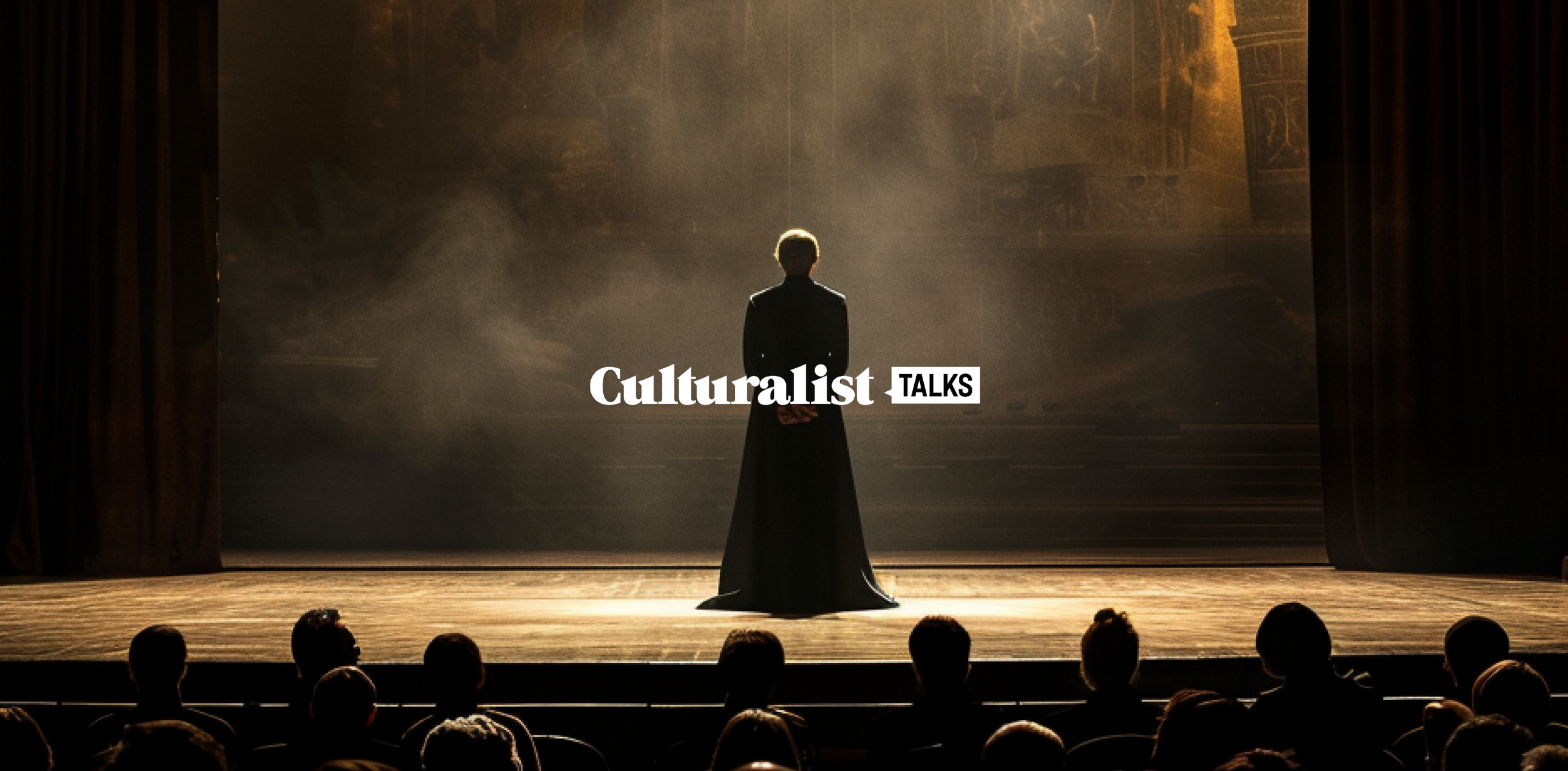 Спикер на сцене и логотип Culturalist Talks