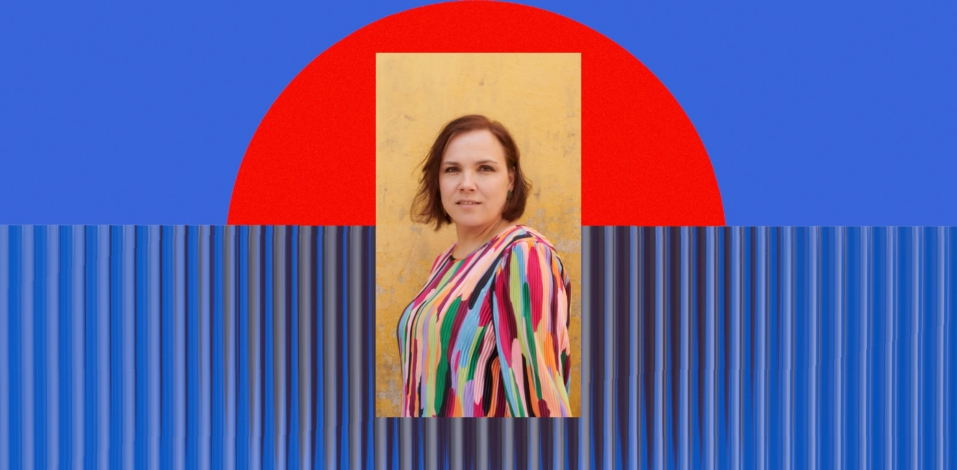 Anna Soudakova värikkäässä asussa taustaa vasten