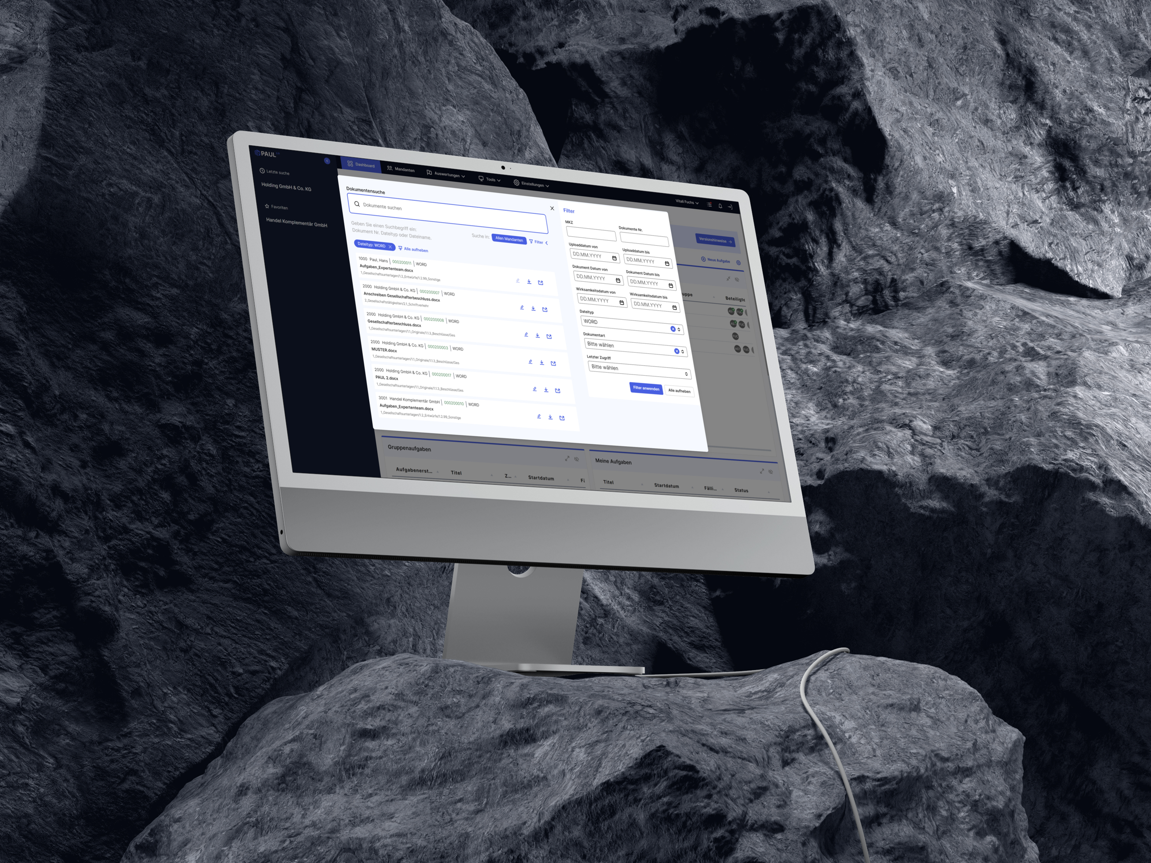Computermonitor auf Felsen mit Benutzeroberfläche auf dem Bildschirm.