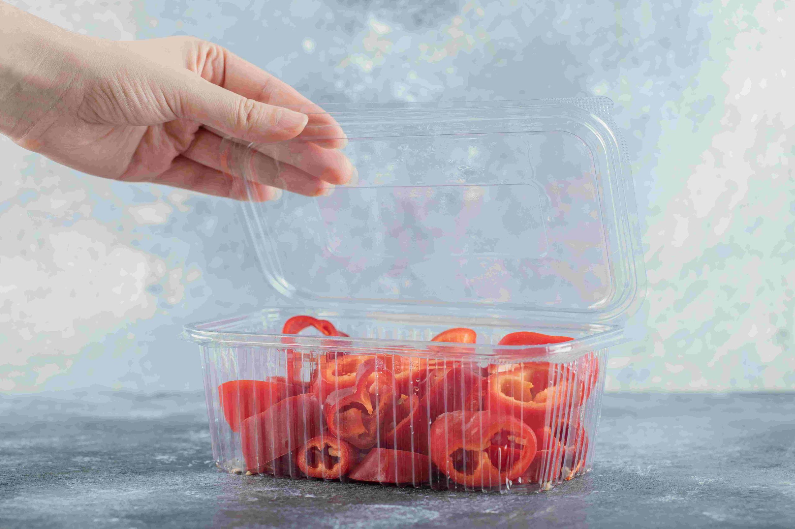 プラスチック コンテナー プラスチック コンテナー スライスされた赤ピーマンがいっぱい