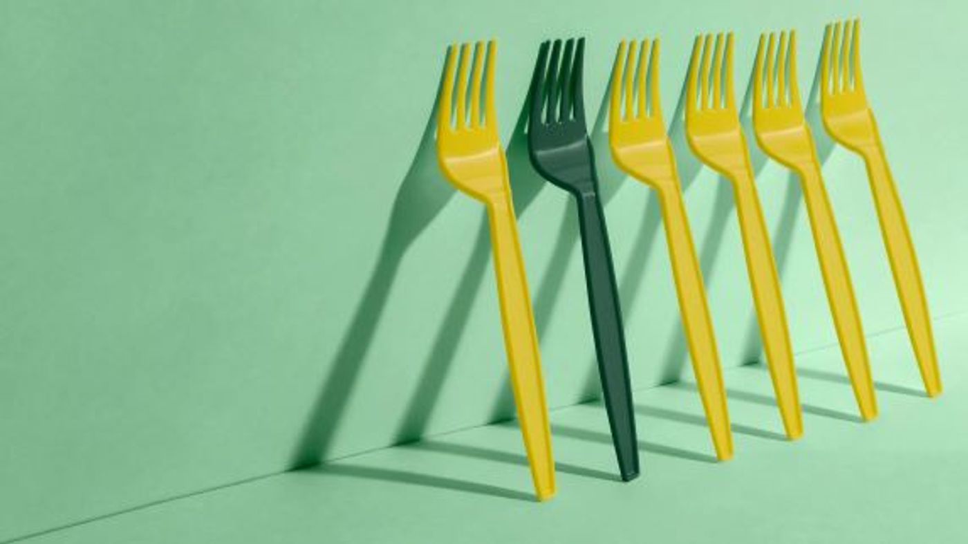 ¿Los cubiertos de plástico PS son adecuados para usted? Una comparación con otros materiales desechables