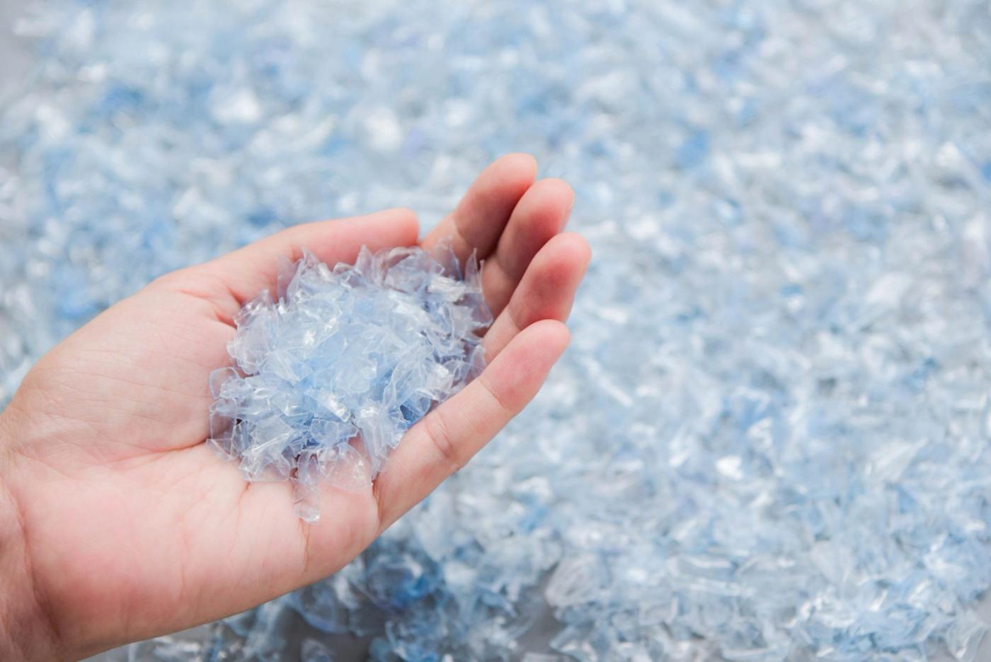 Escamas de PET reciclado en cinta flejadora: resistencia, eficiencia y ventajas ecológicas
