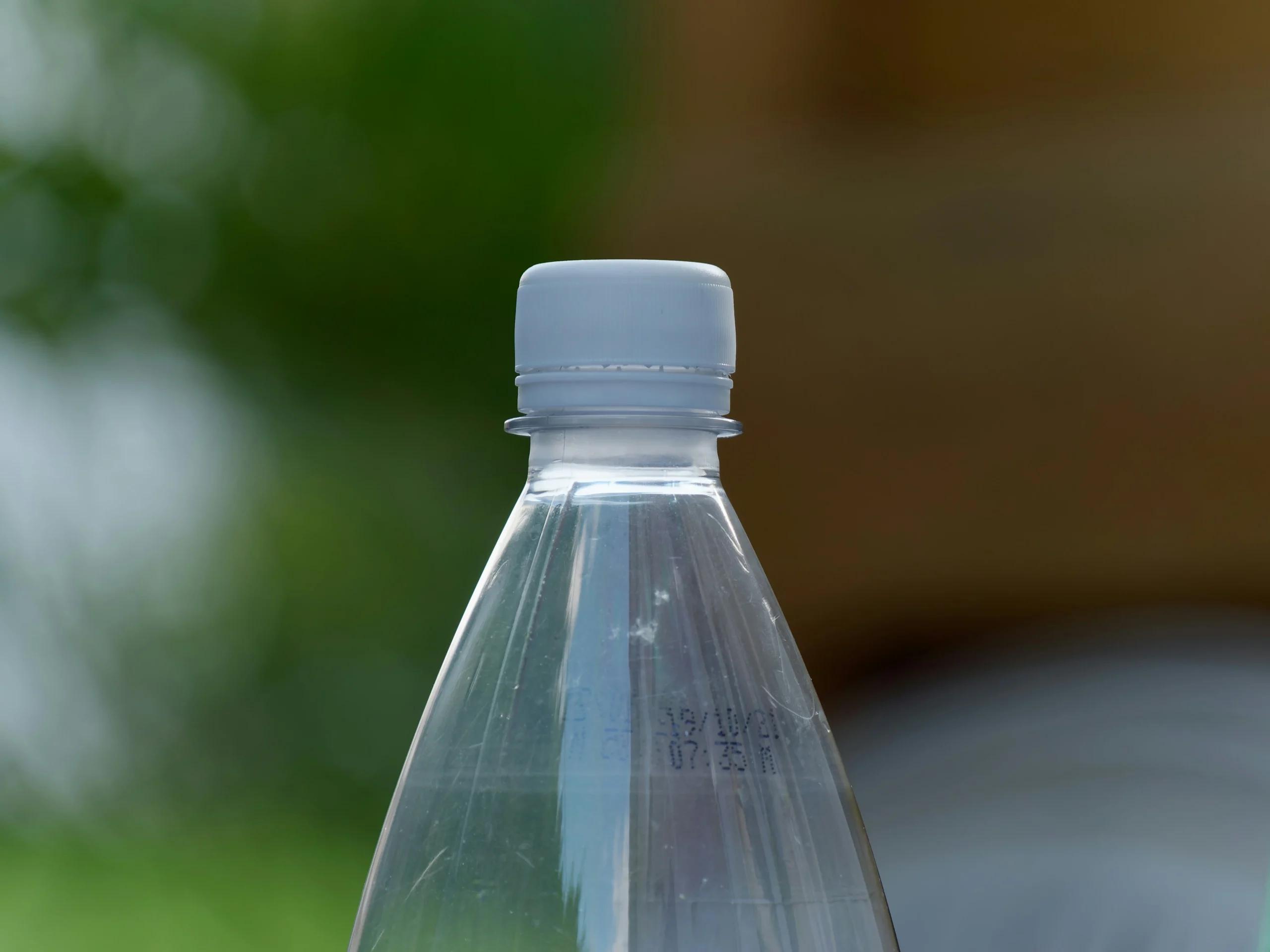 botella de agua de plástico