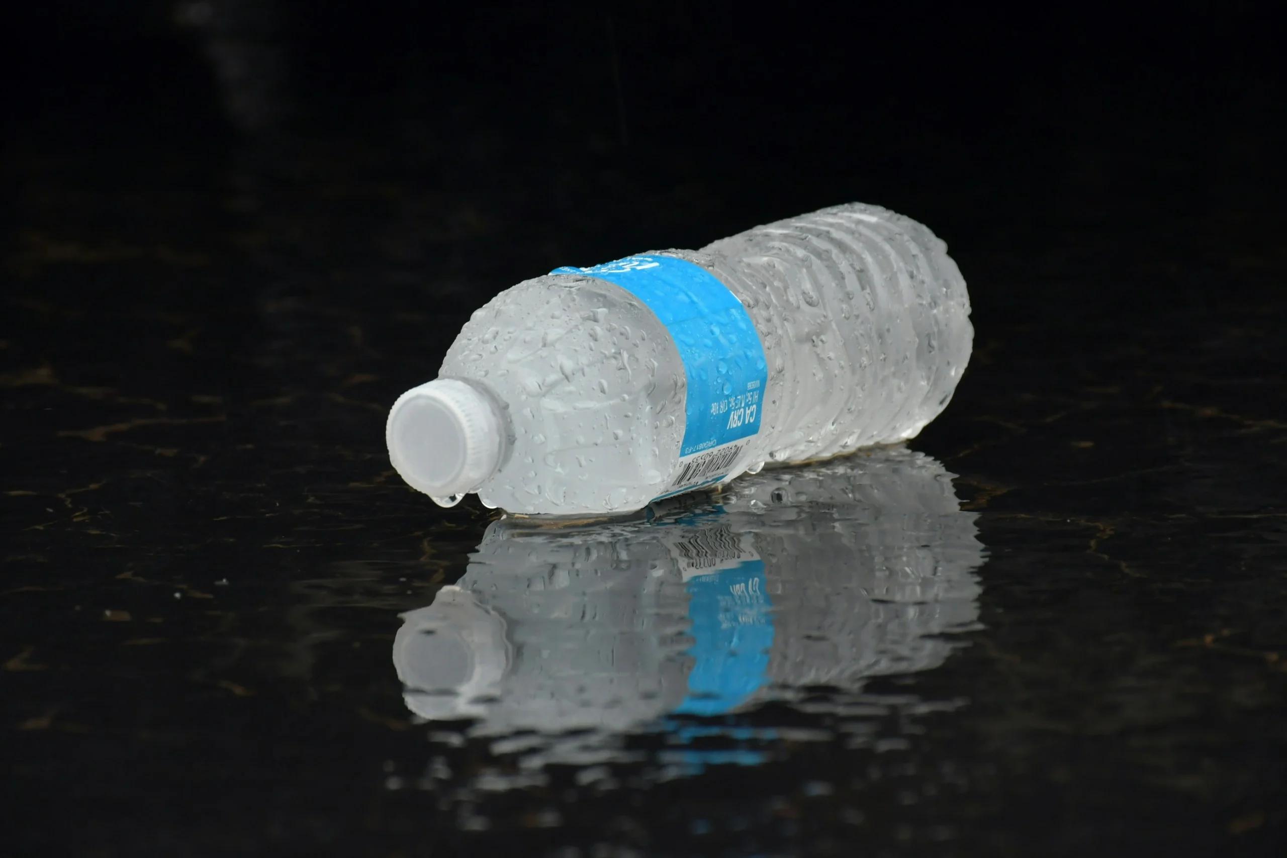 botella de agua de plástico