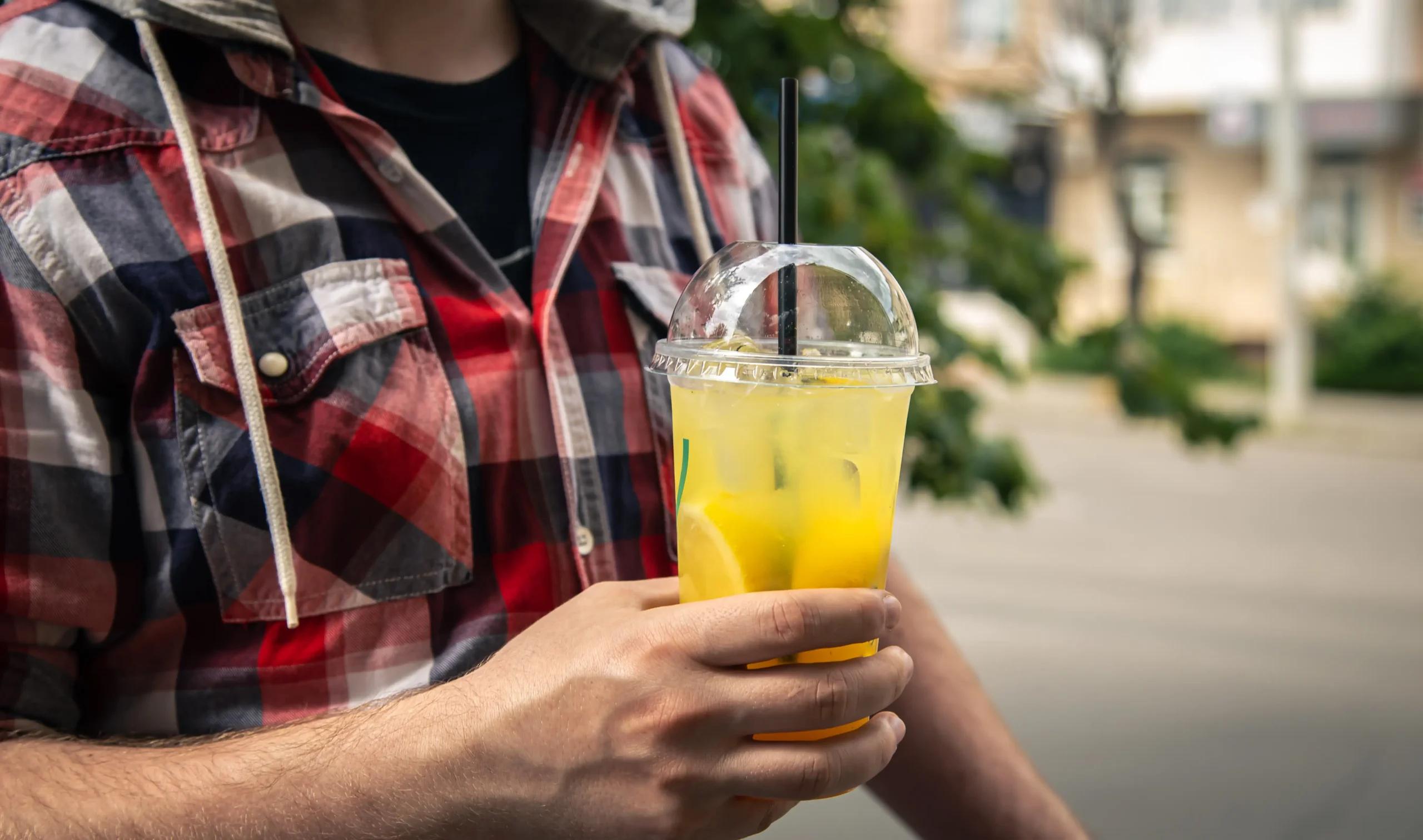copo de limonada de vidro fechado