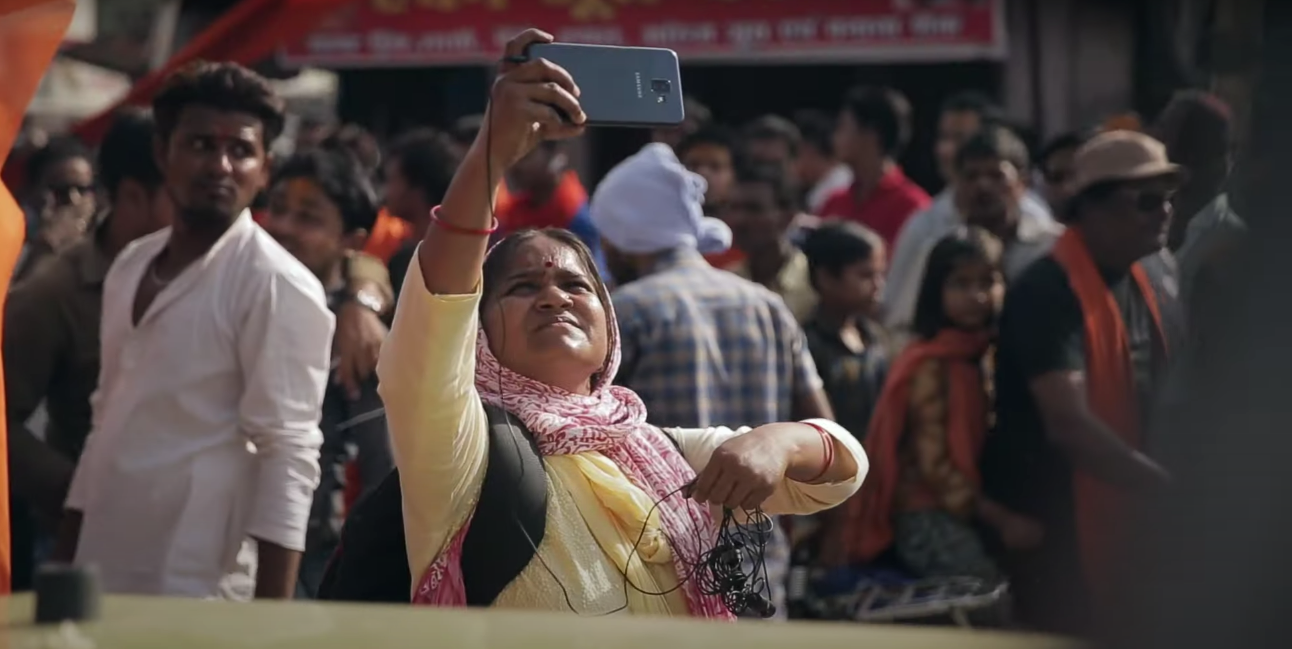 Image of a Dalit woman journalist from Khabar Lahariya reporting the news with her smartphone