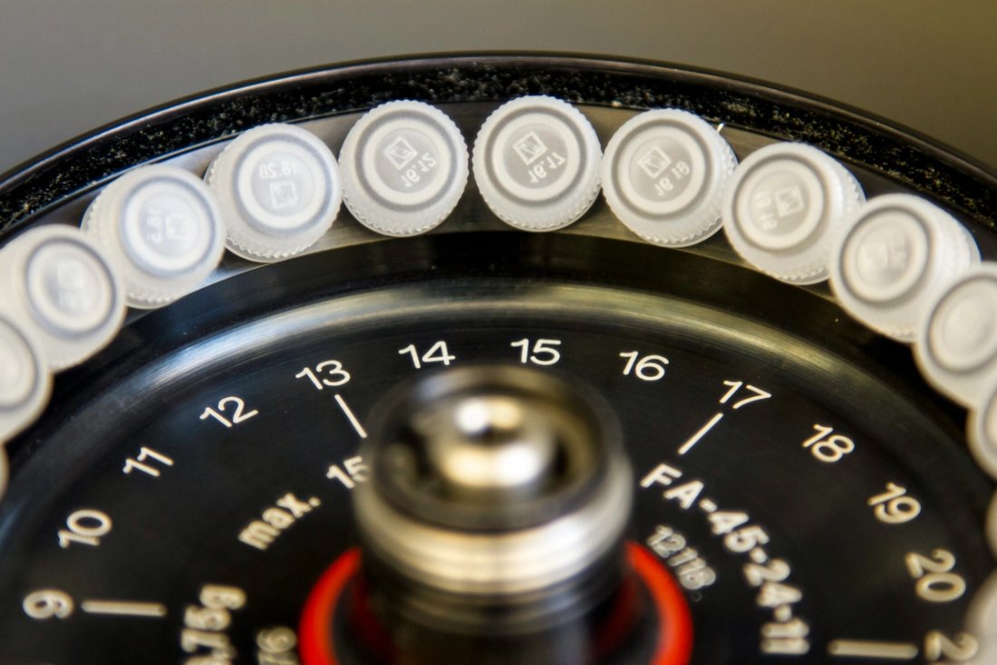A machine with vials around a dial.