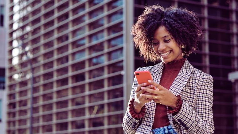 A woman using dating app on her smartphone. This is an example of connection between swiping and Hick's Law in UX design.