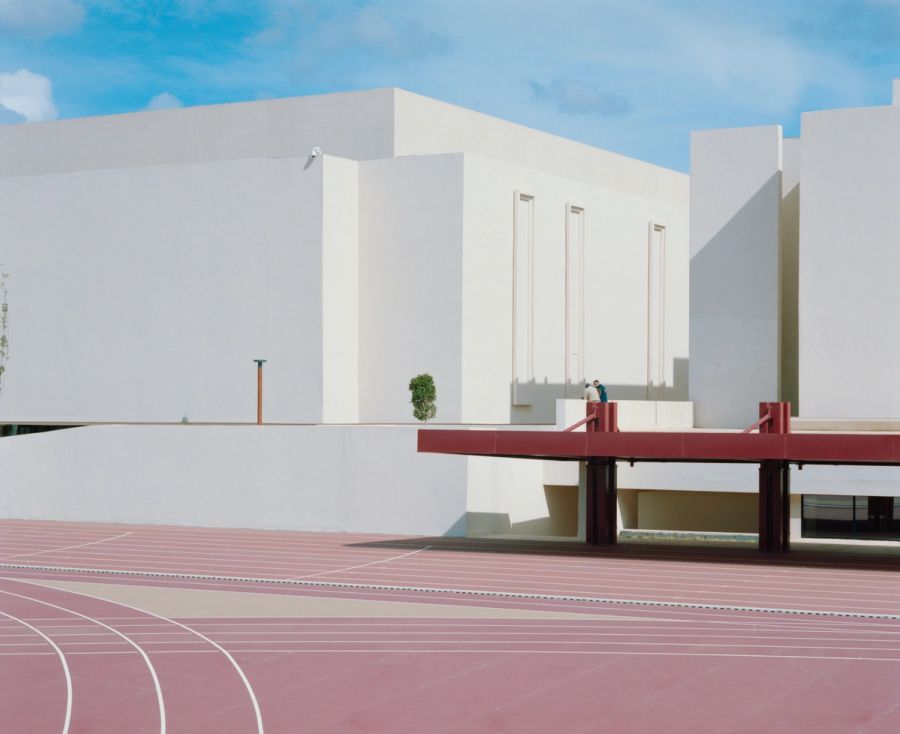 Lydex — piste d'athlétisme et passerelle rouge