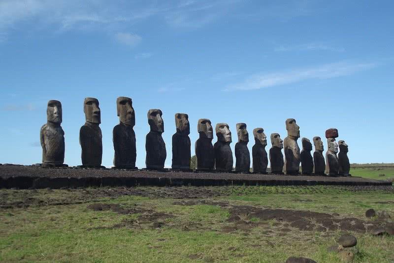 easter island moi statues