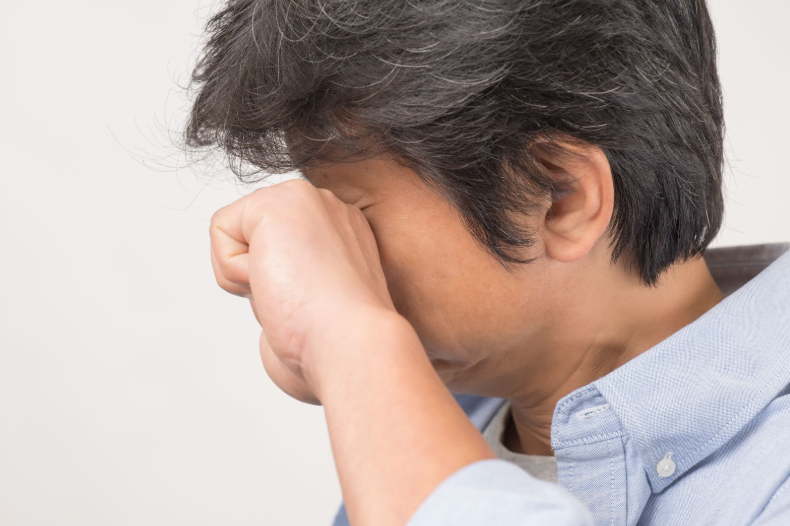免許更新で視力が通らず困惑している職業ドライバーのイメージ
