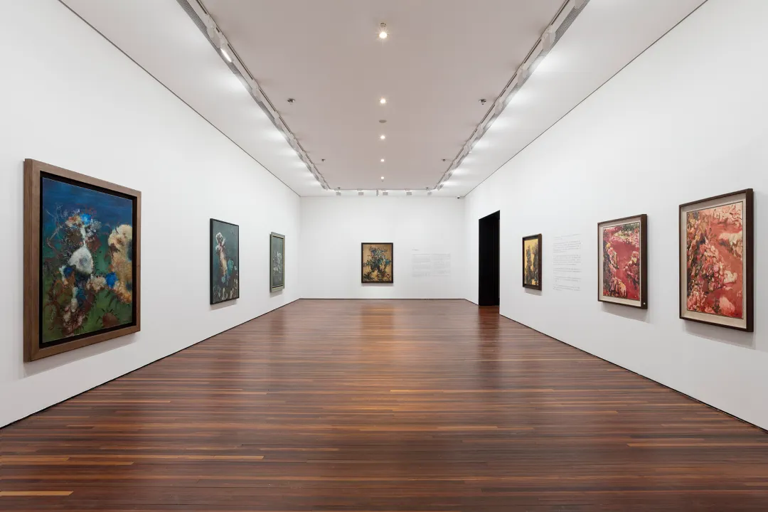 周春芽“山石、园林、桃花、绿狗”展览现场，北京松美术馆，2026