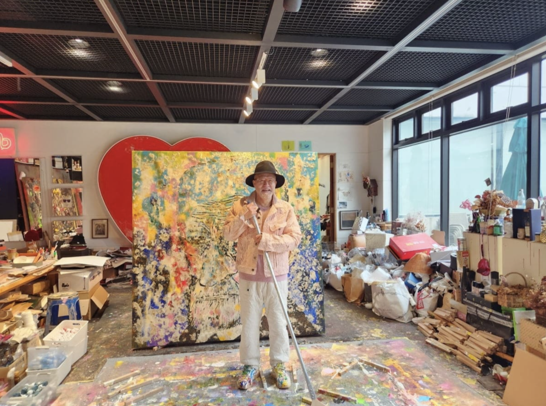 Kim Chang-il working in his studio
