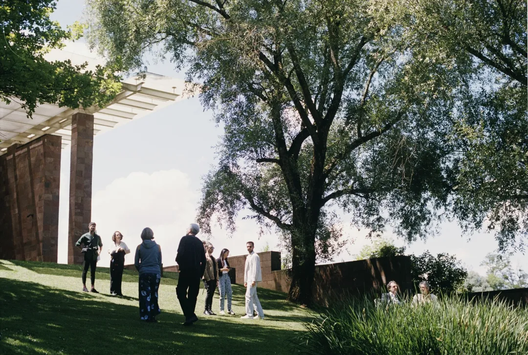 Visitors outside Fondation Beyeler / 贝耶勒基金会建筑外的访客