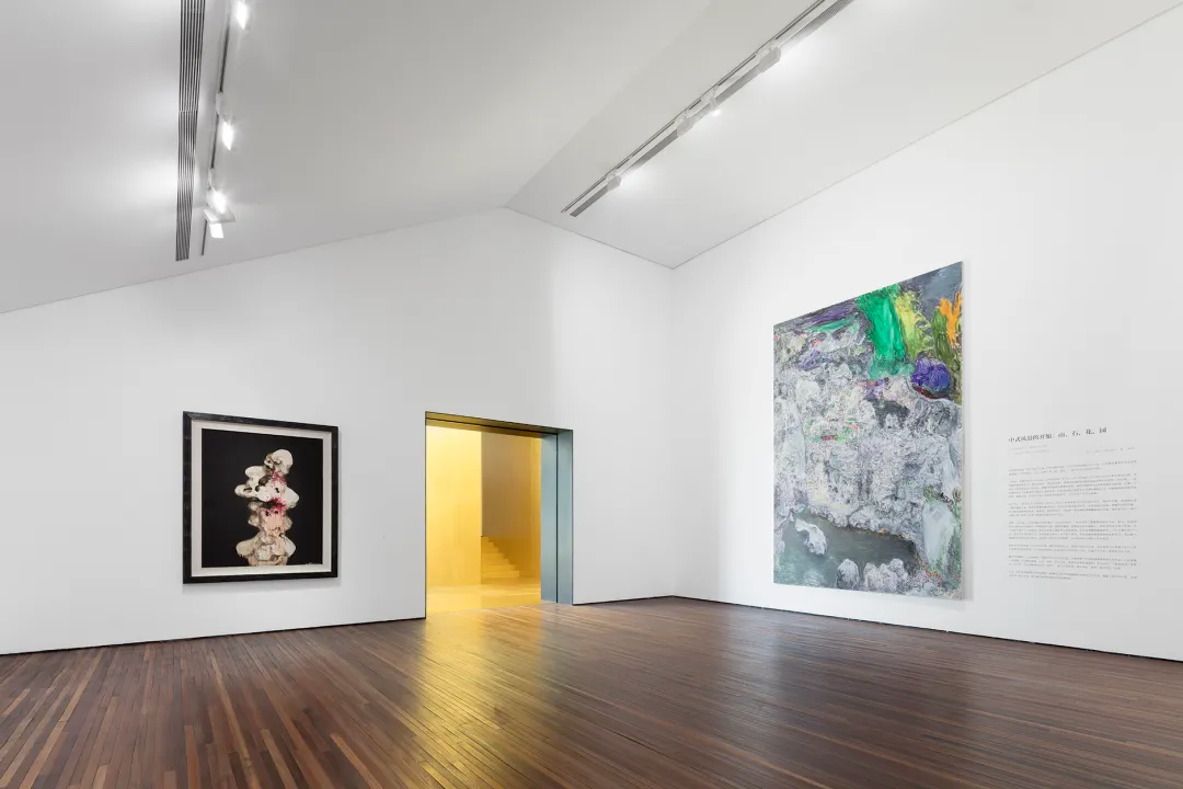 周春芽“山石、园林、桃花、绿狗”展览现场,北京松美术馆,2026