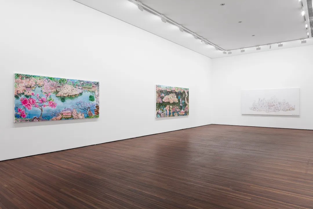 周春芽“山石、园林、桃花、绿狗”展览现场，北京松美术馆，2026