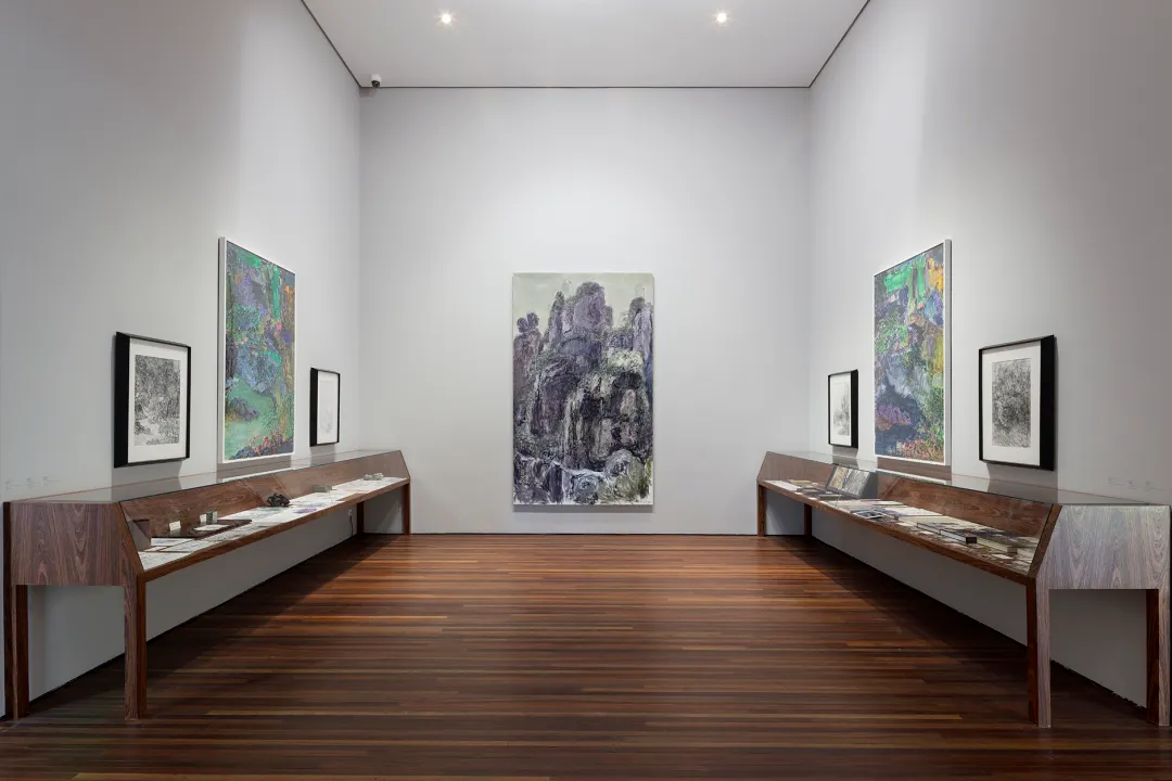 周春芽“山石、园林、桃花、绿狗”展览现场,北京松美术馆,2026