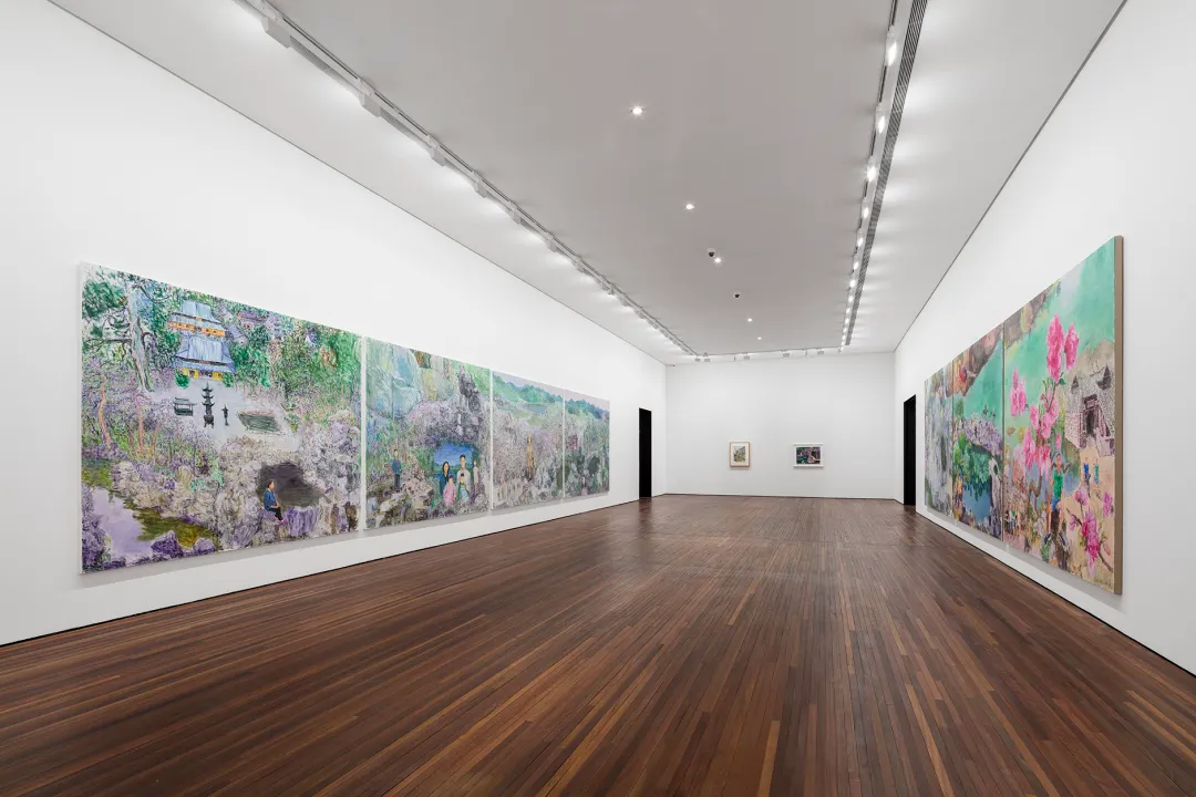 周春芽“山石、园林、桃花、绿狗”展览现场，北京松美术馆，2026