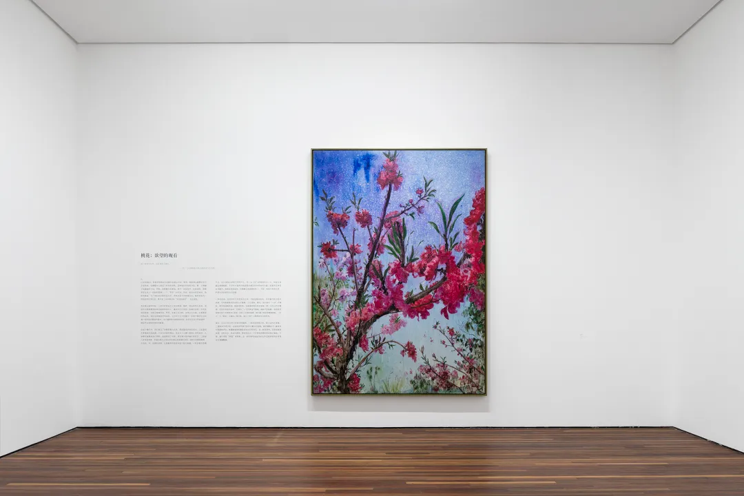 周春芽“山石、园林、桃花、绿狗”展览现场,北京松美术馆,2026