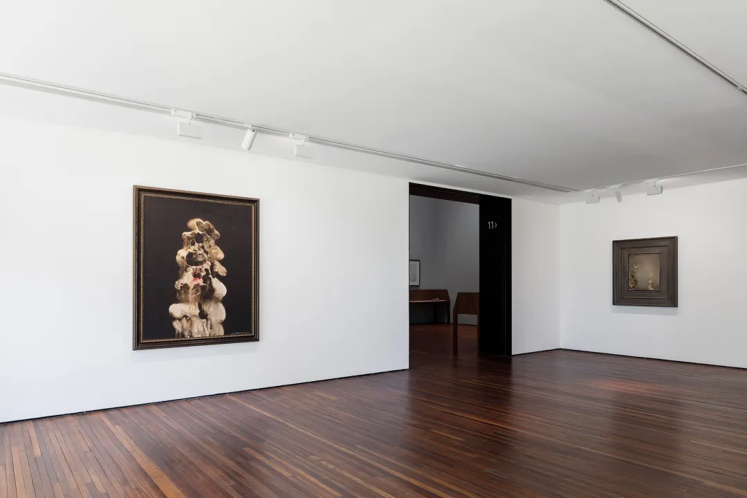 周春芽“山石、园林、桃花、绿狗”展览现场，北京松美术馆，2026